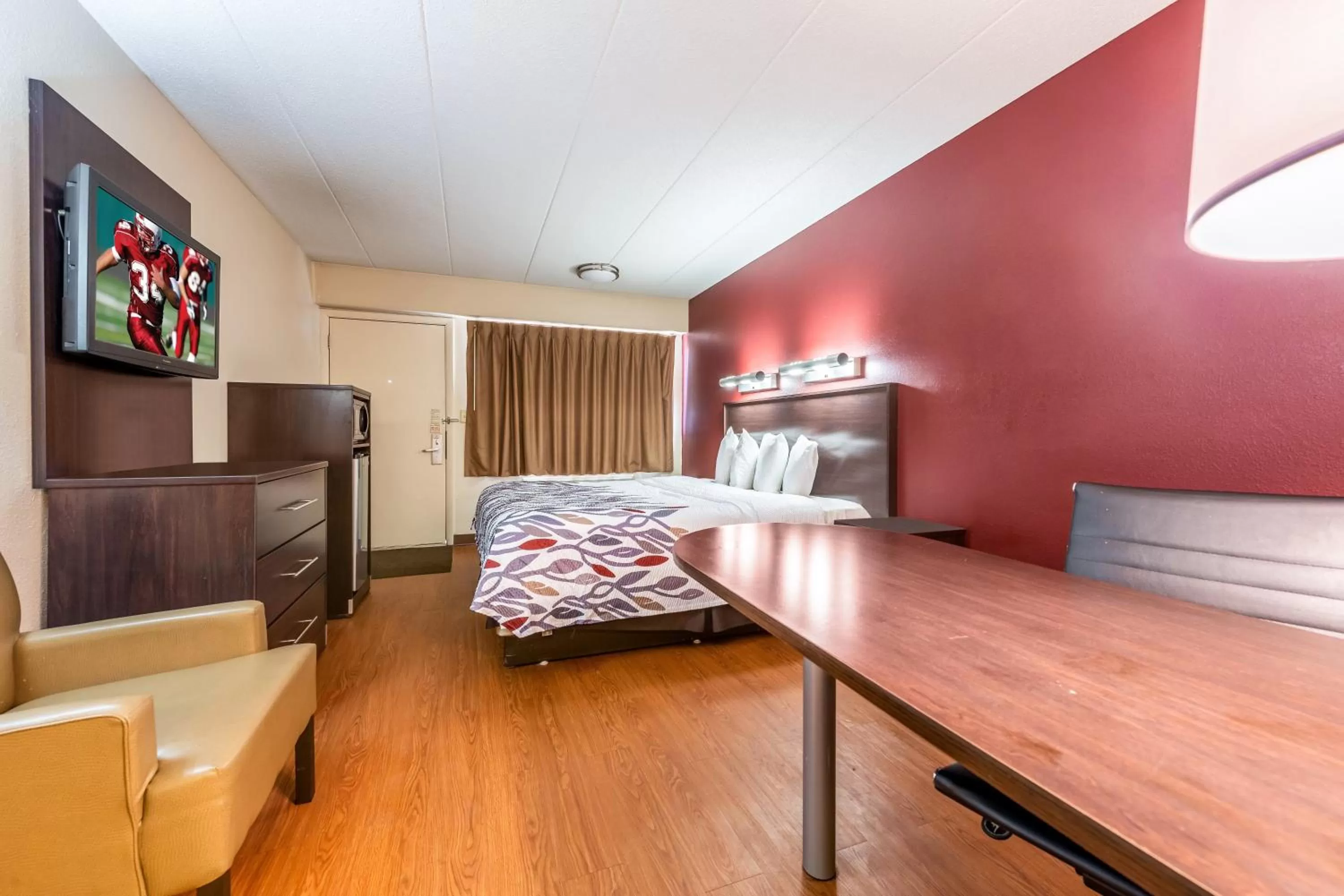 Photo of the whole room, Bed in Red Roof Inn Merrillville