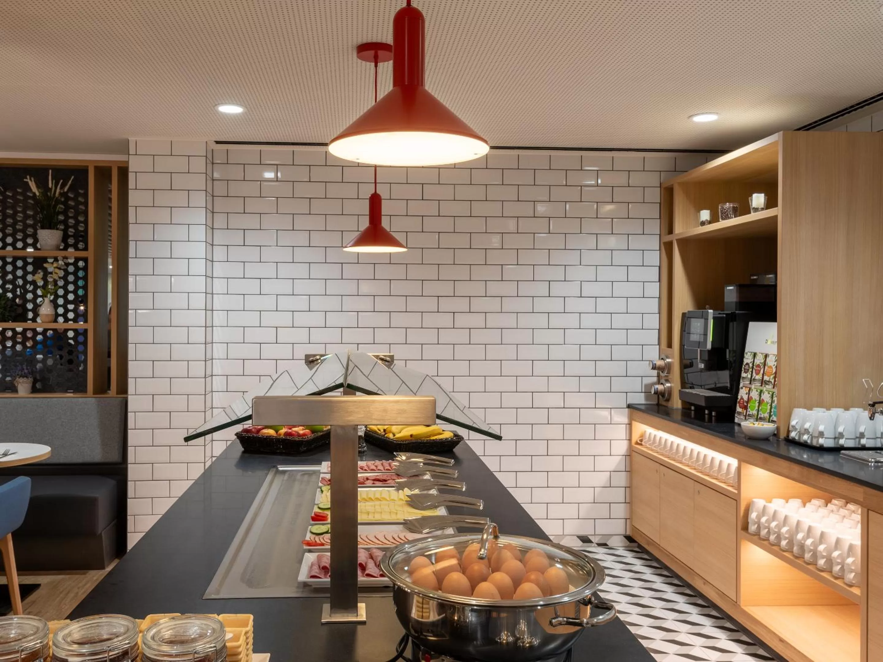 Buffet breakfast in Holiday Inn Express - Hamburg South A7-AS42 by IHG