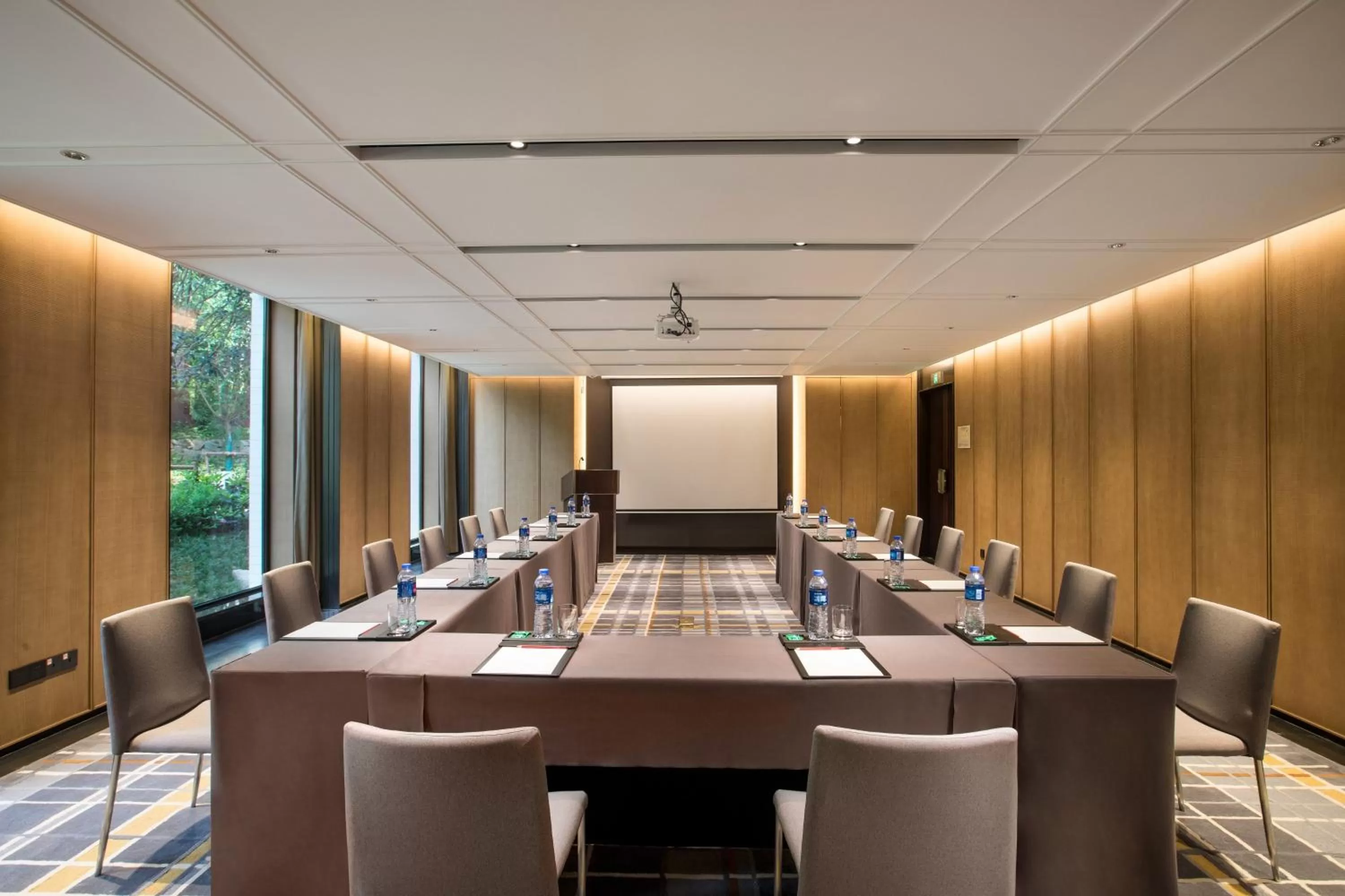Meeting/conference room in HUALUXE Xi'an Tanghua by IHG