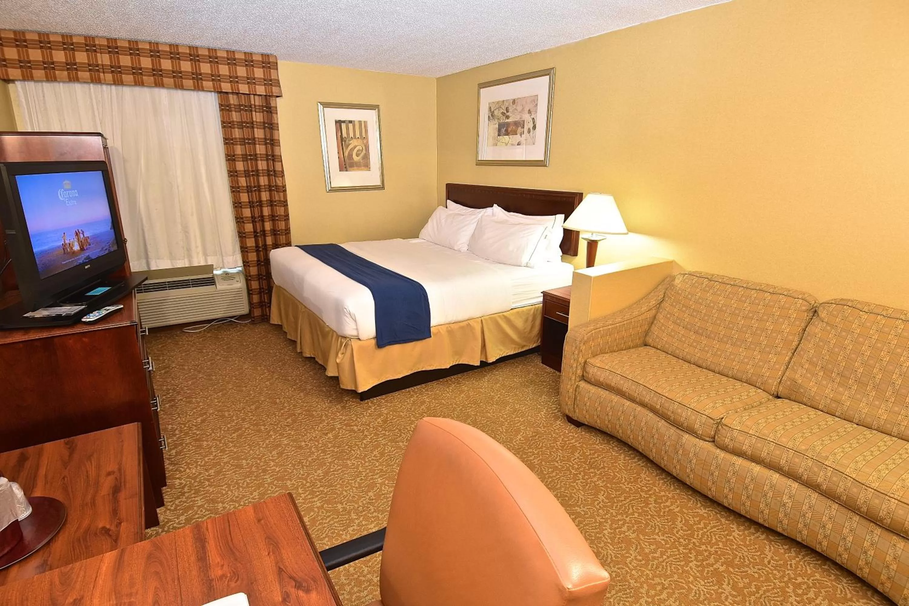 Photo of the whole room, Bed in Holiday Inn Express Hotel & Suites Fenton/I-44 by IHG