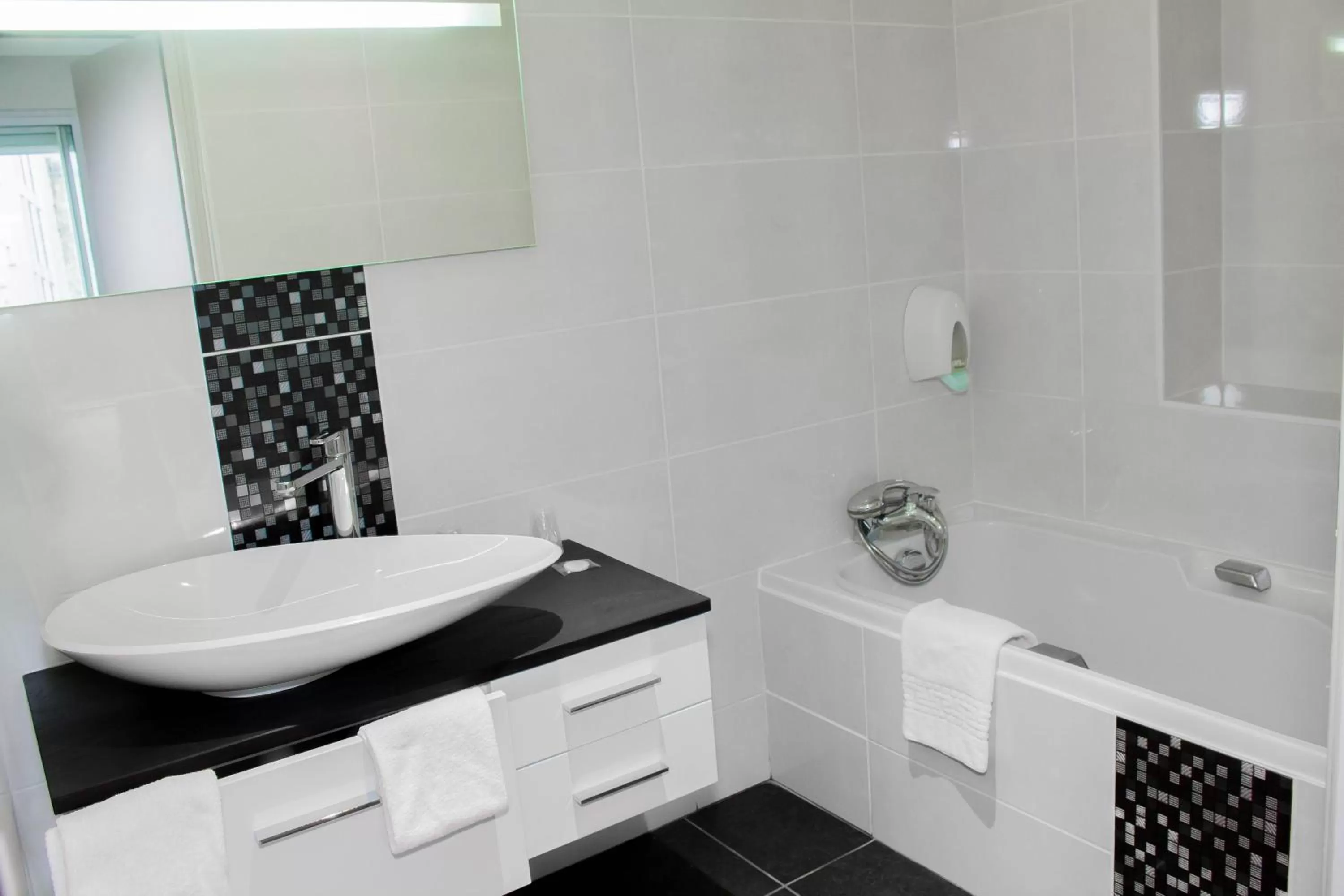 Toilet in Cit'Hotel Europeen