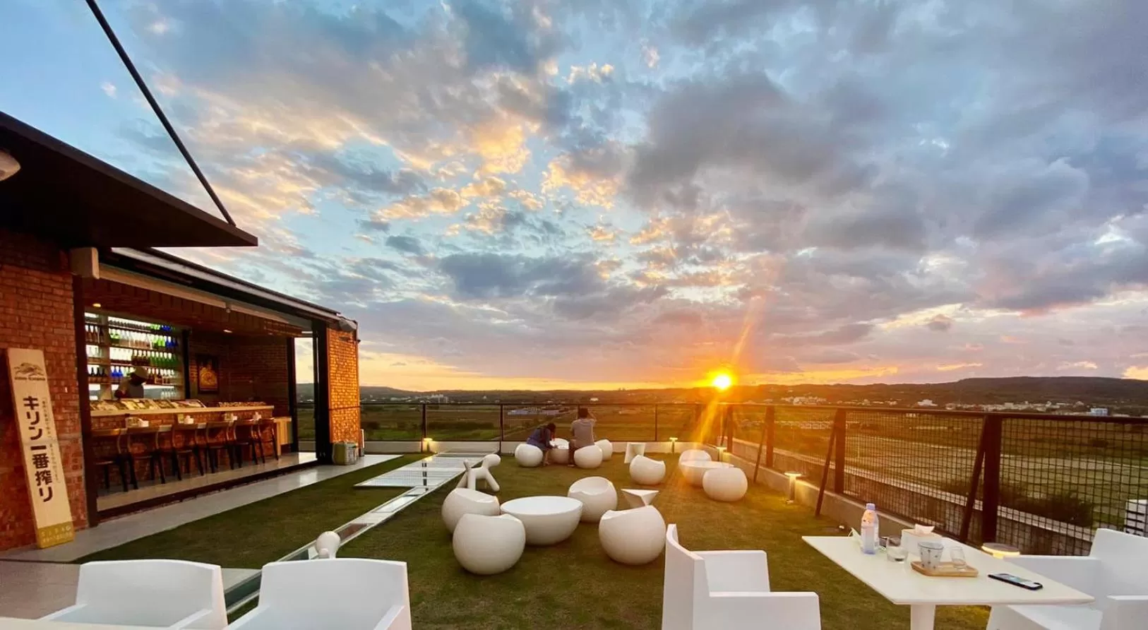 Restaurant/places to eat in FFF Hotel