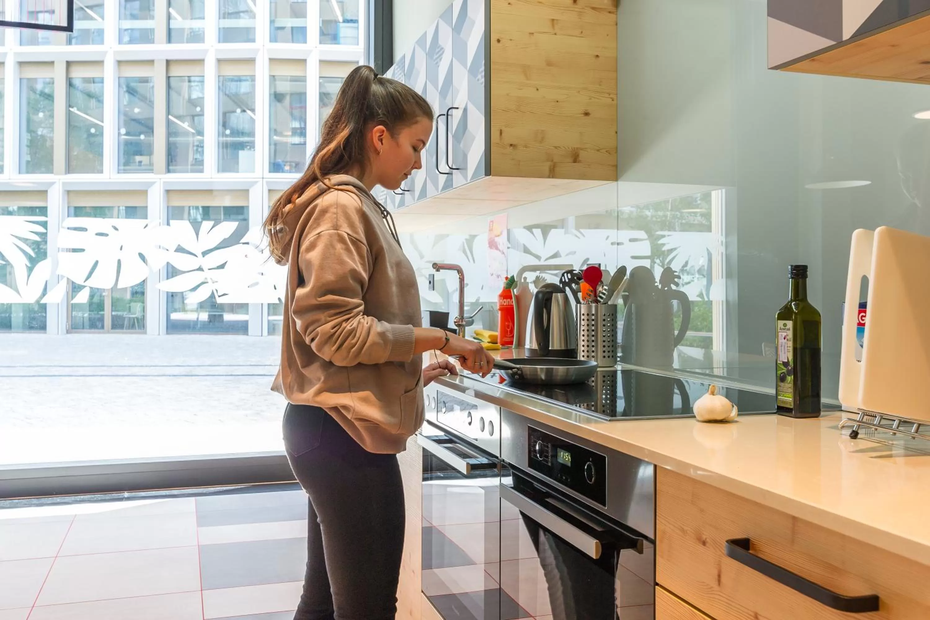 Communal kitchen in MEININGER Hotel Zürich Greencity