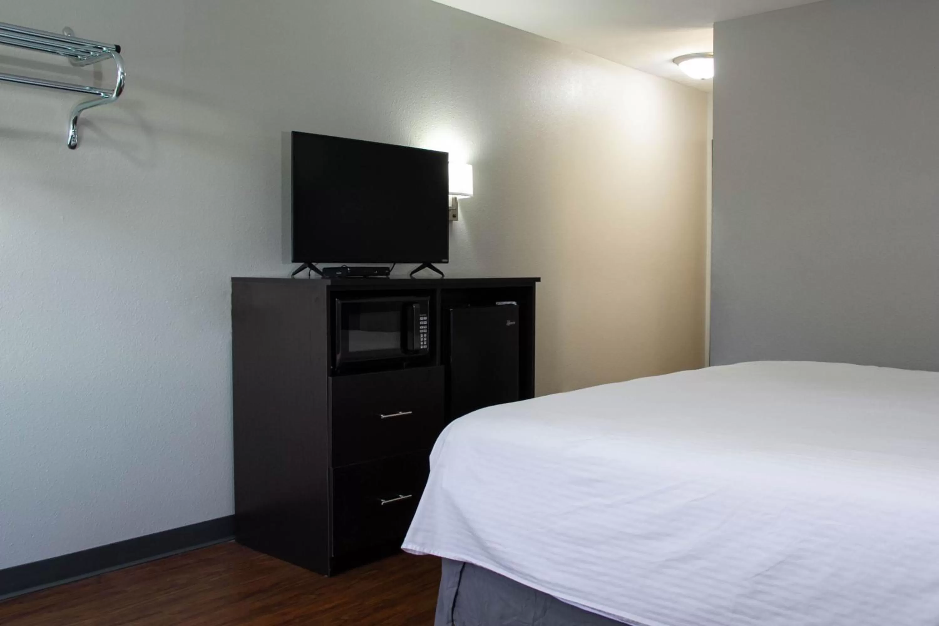 TV and multimedia, Bed in New Victorian Inn & Suites-Norfolk