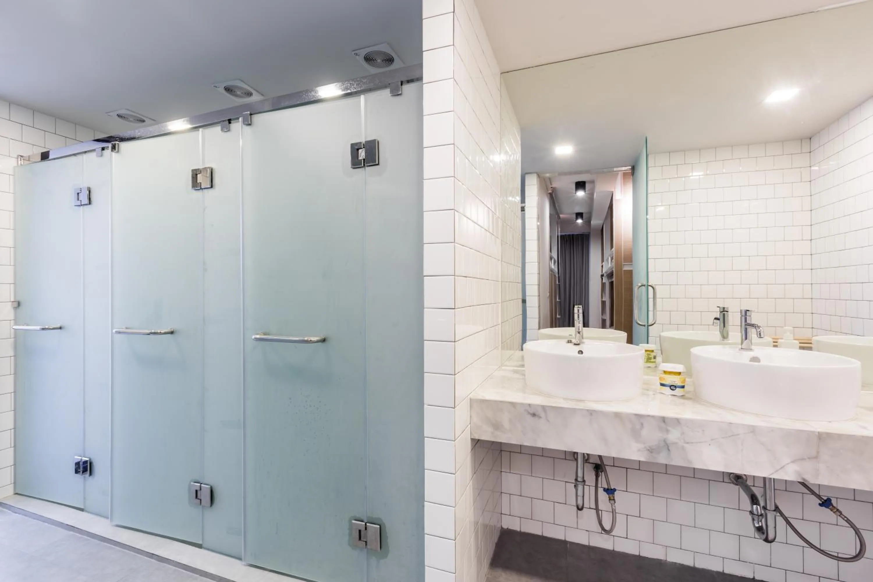 Shower in Snoozz Hotel Krabi