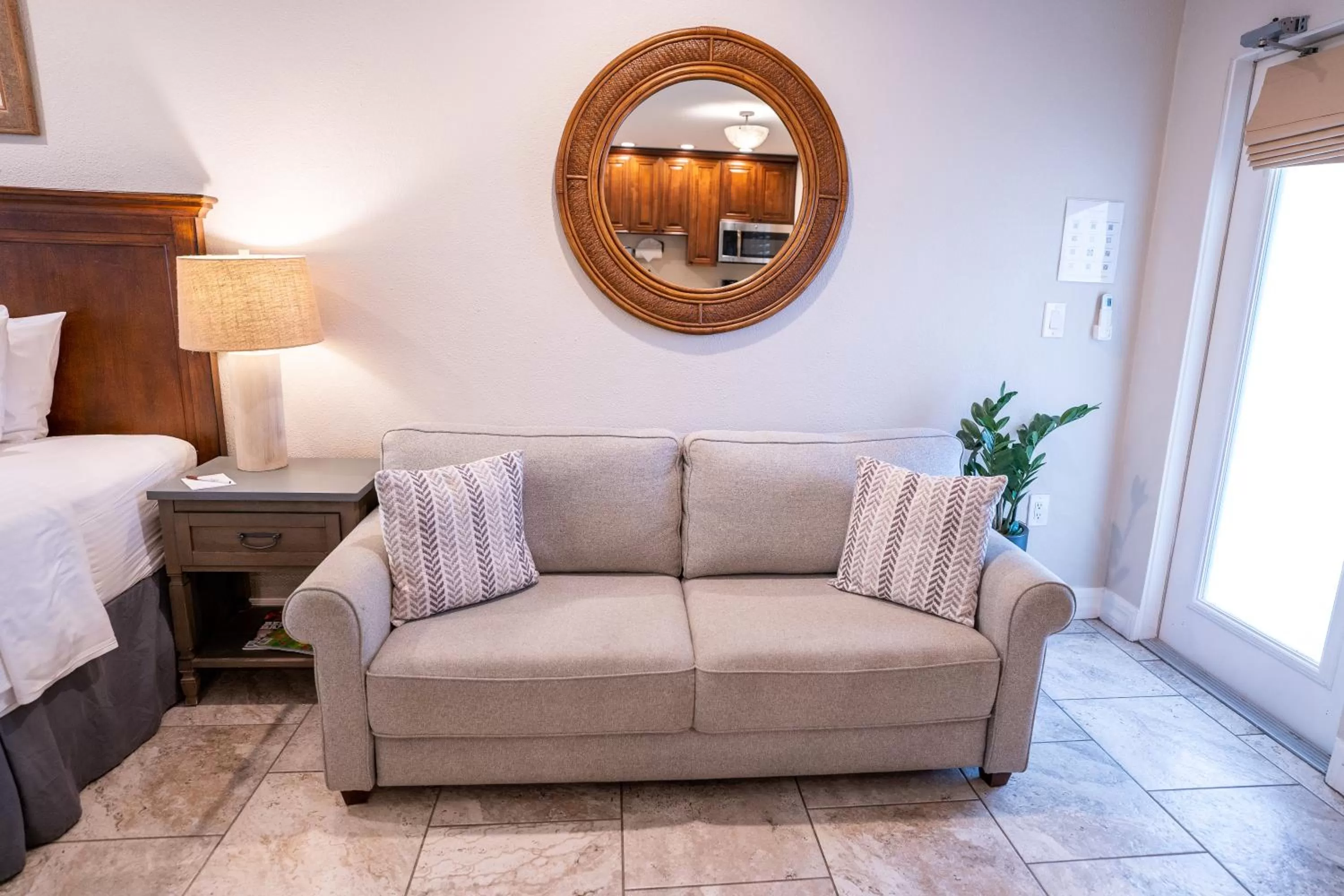 Living room, Bed in The Capri at Siesta