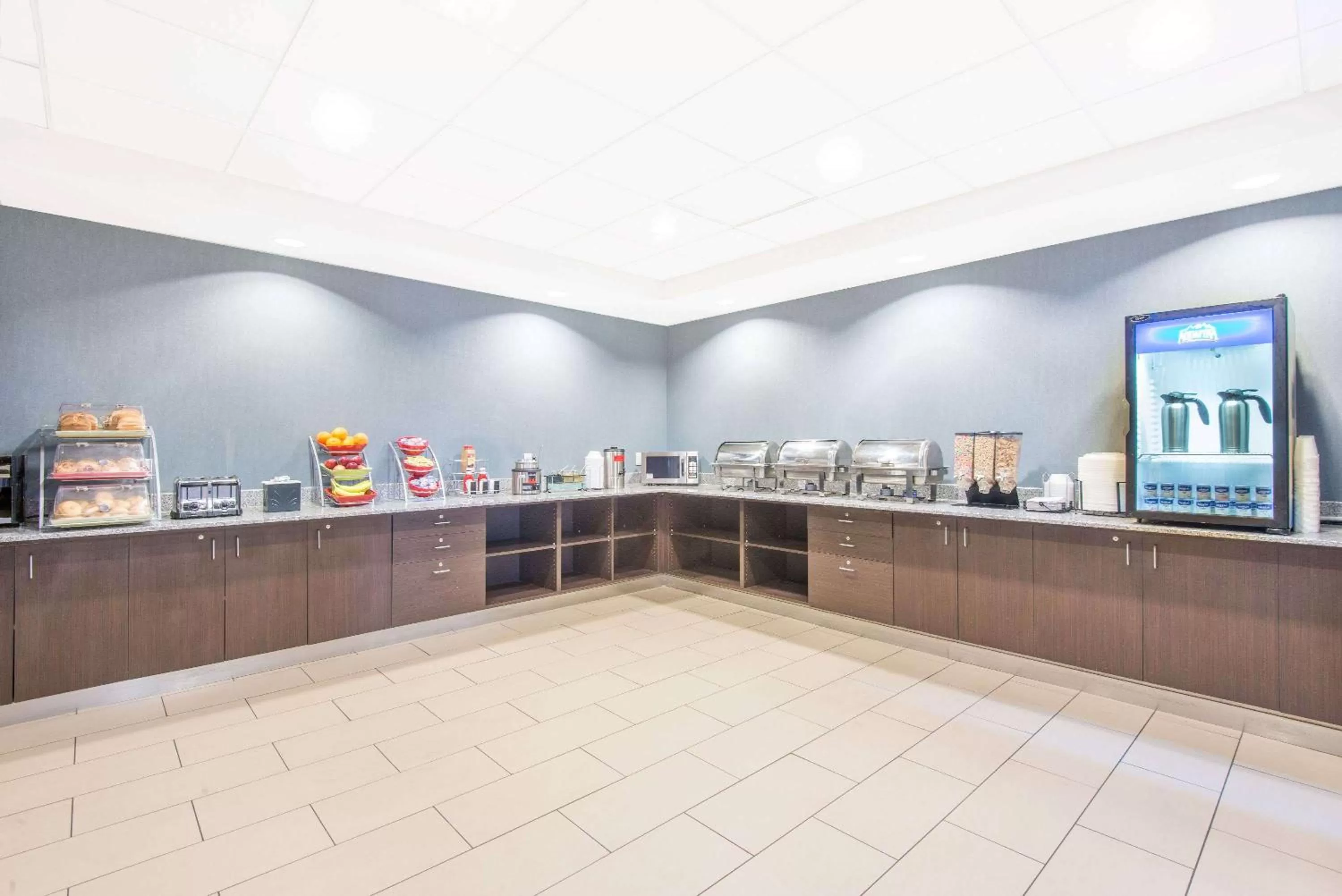 Restaurant/places to eat in Wingate by Wyndham Niagara Falls