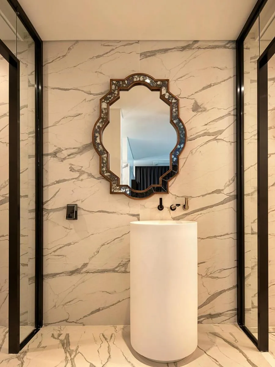 Shower in Hotel Alice and Trunk