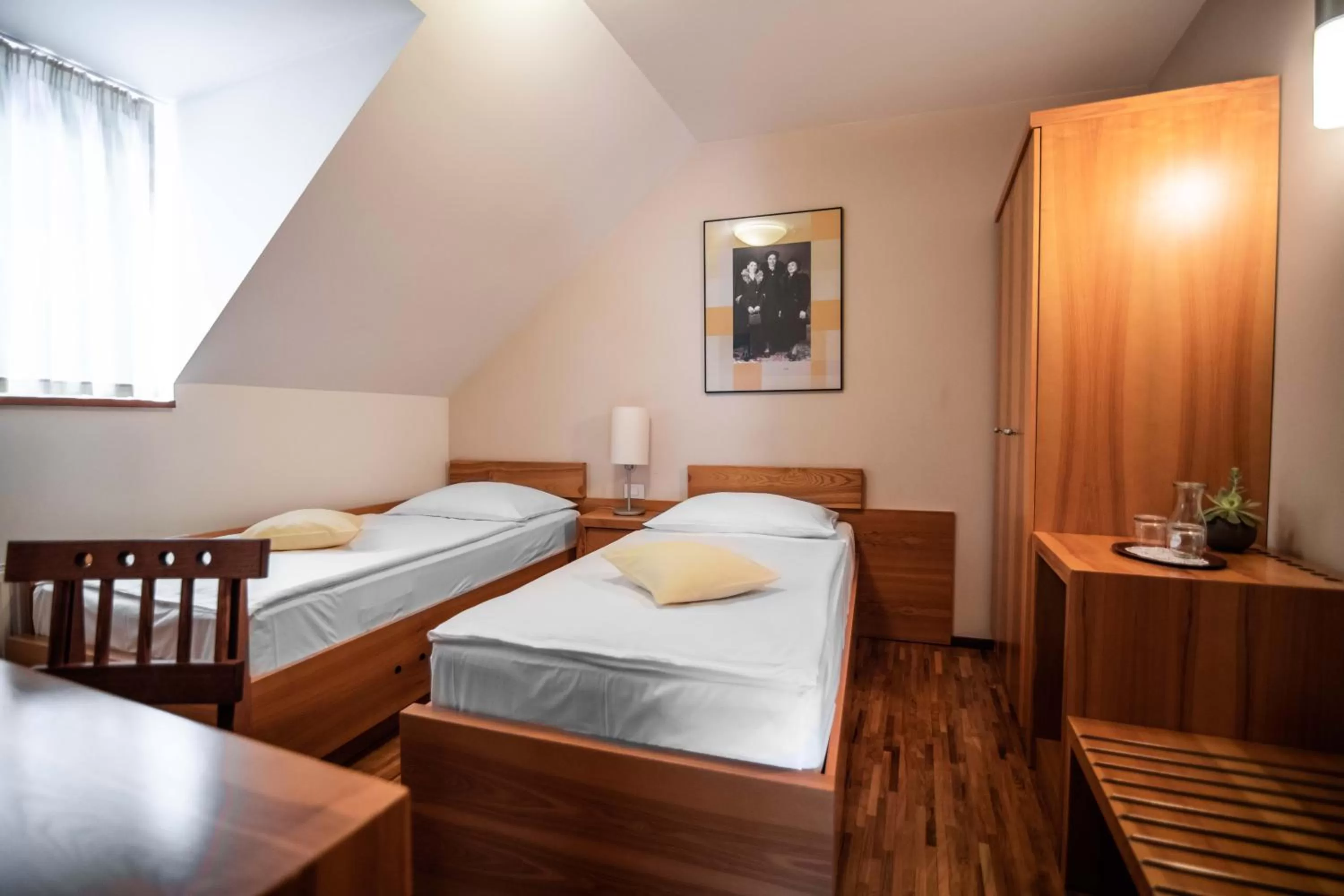 Bed in Hotel Dvor Jezersek Brnik