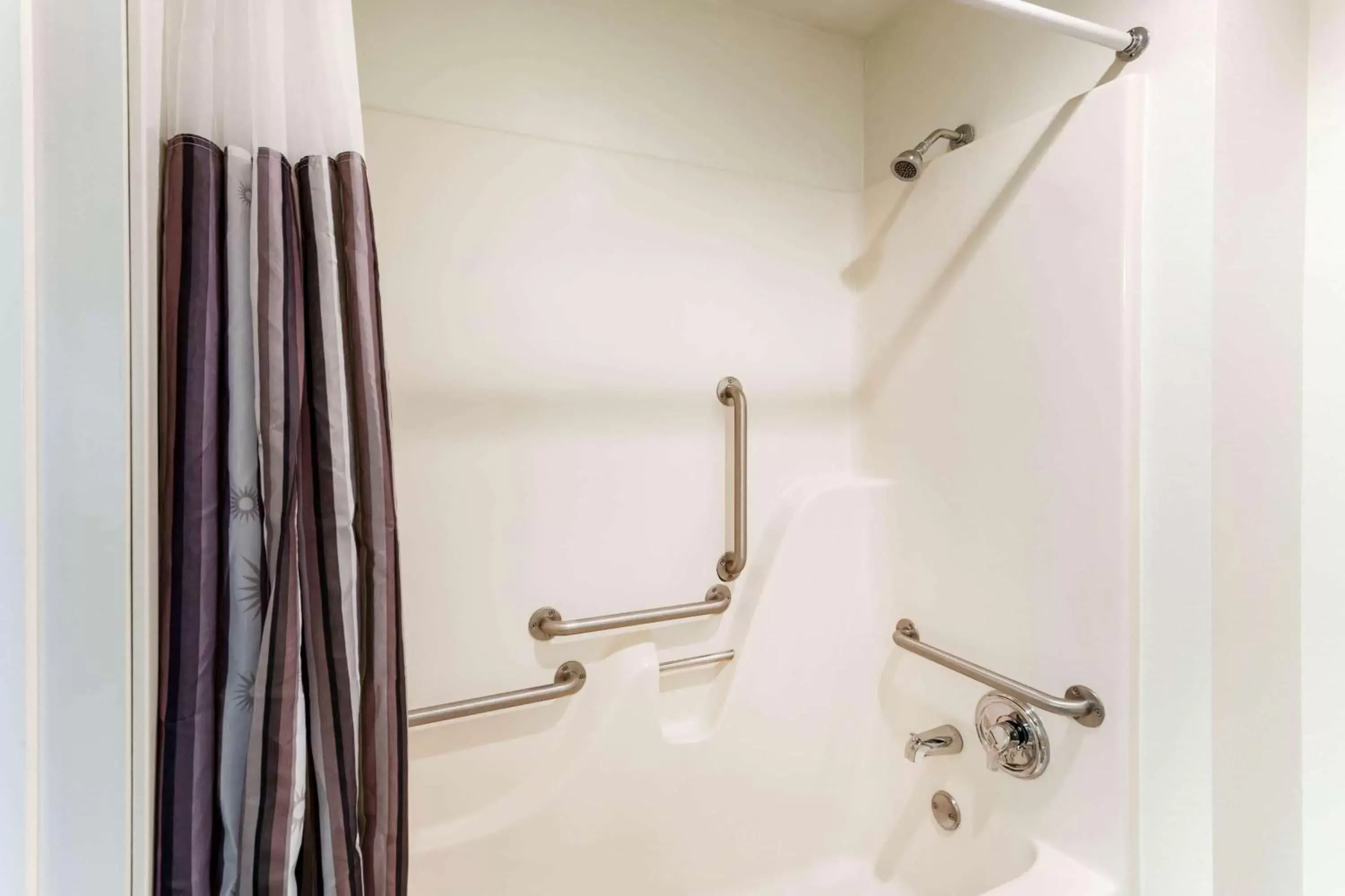 King Suite in La Quinta Inn by Wyndham Chicago Willowbrook King Suite in La Quinta Inn by Wyndham Chicago Willowbrook