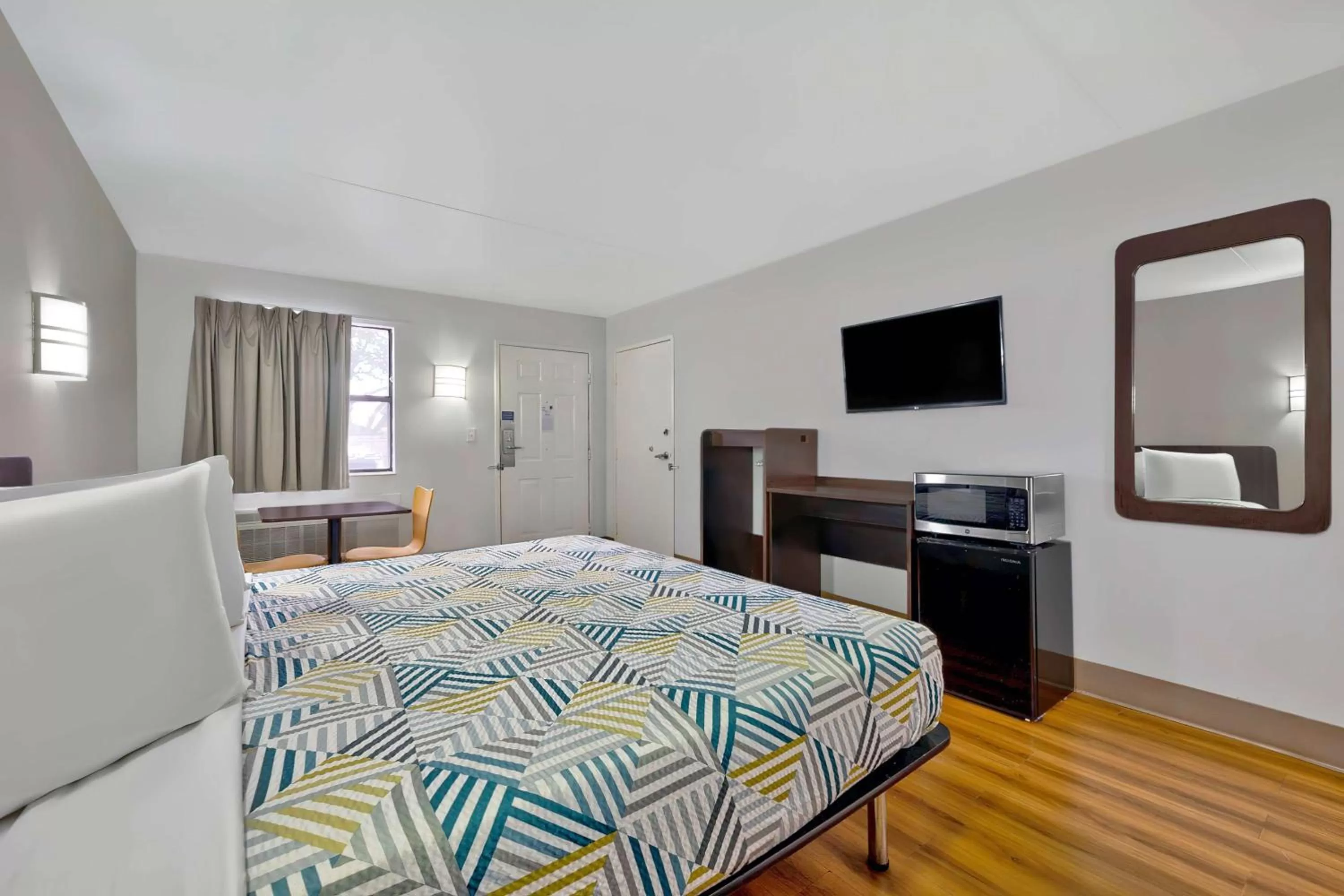 Bedroom, Bed in Motel 6-Plano, TX - Plano Northeast