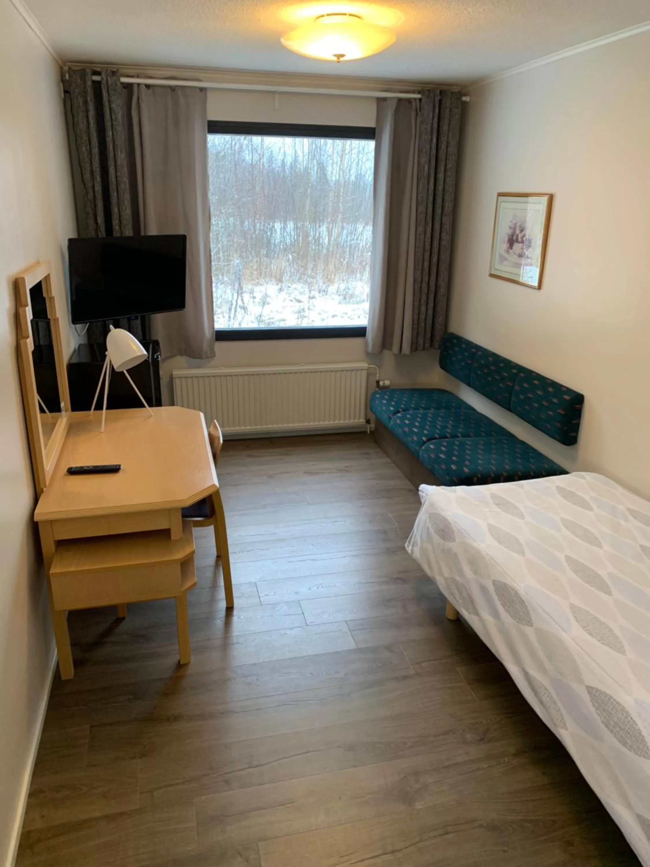 Bedroom, TV/Entertainment Center in Hotelli Uninen Äänekoski