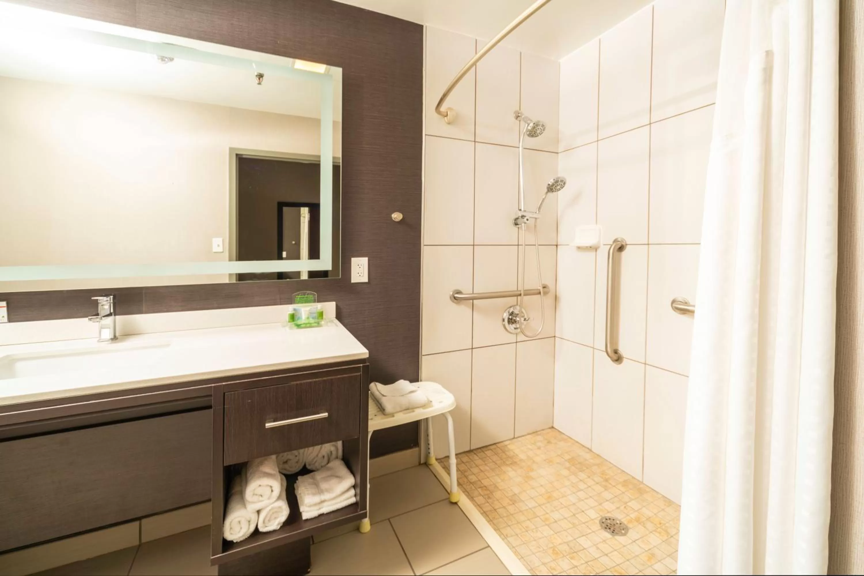 Standard King Room with Tub - Communications Accessible in Holiday Inn Louisville East - Hurstbourne, an IHG Hotel