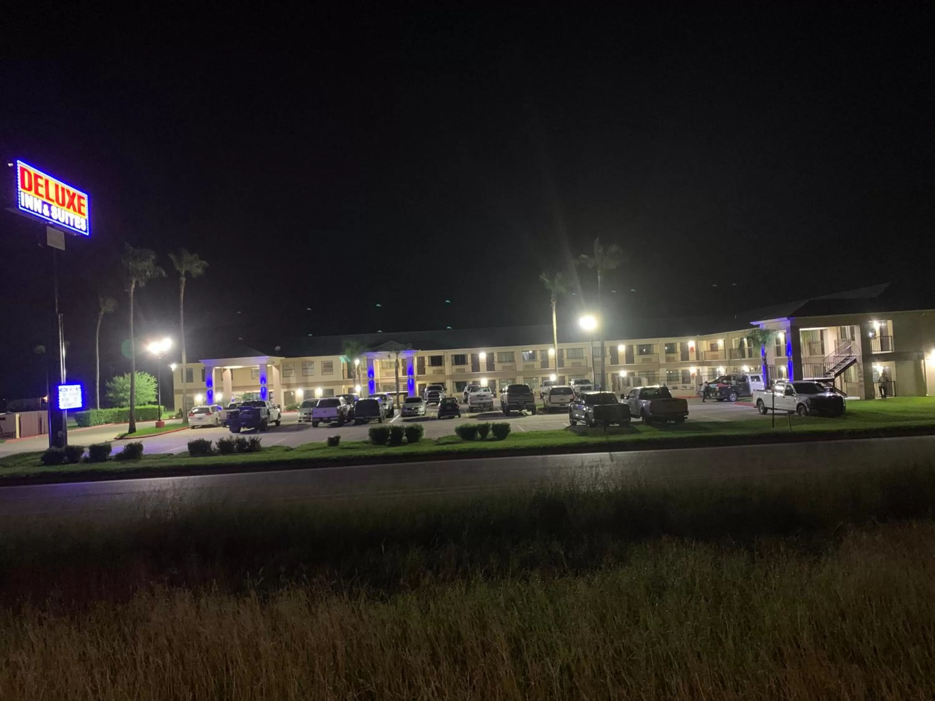 Property building in Deluxe Inn and Suites