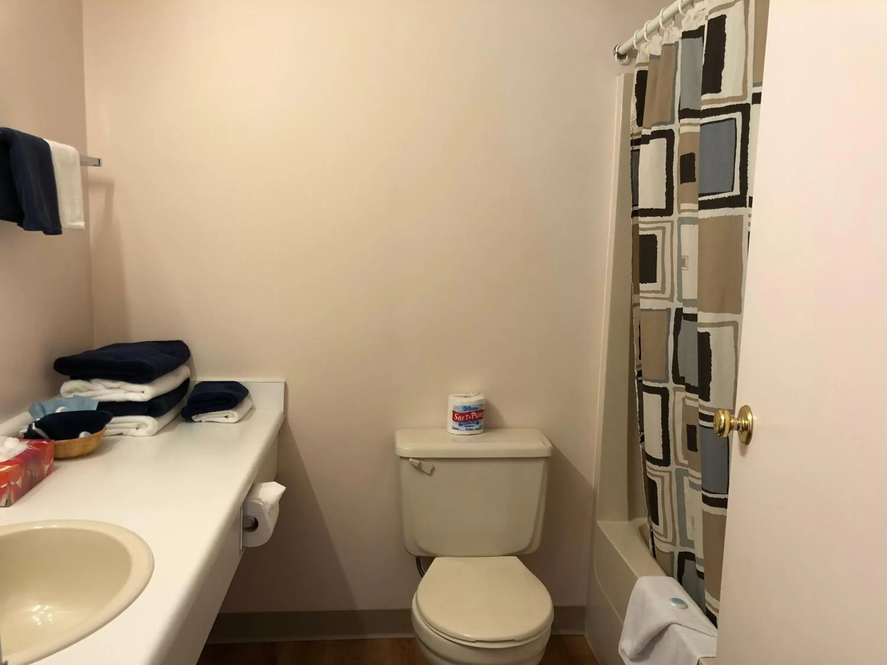 Superior Queen Room with Kitchenette in Chase Country Inn Superior Queen Room with Kitchenette in Chase Country Inn