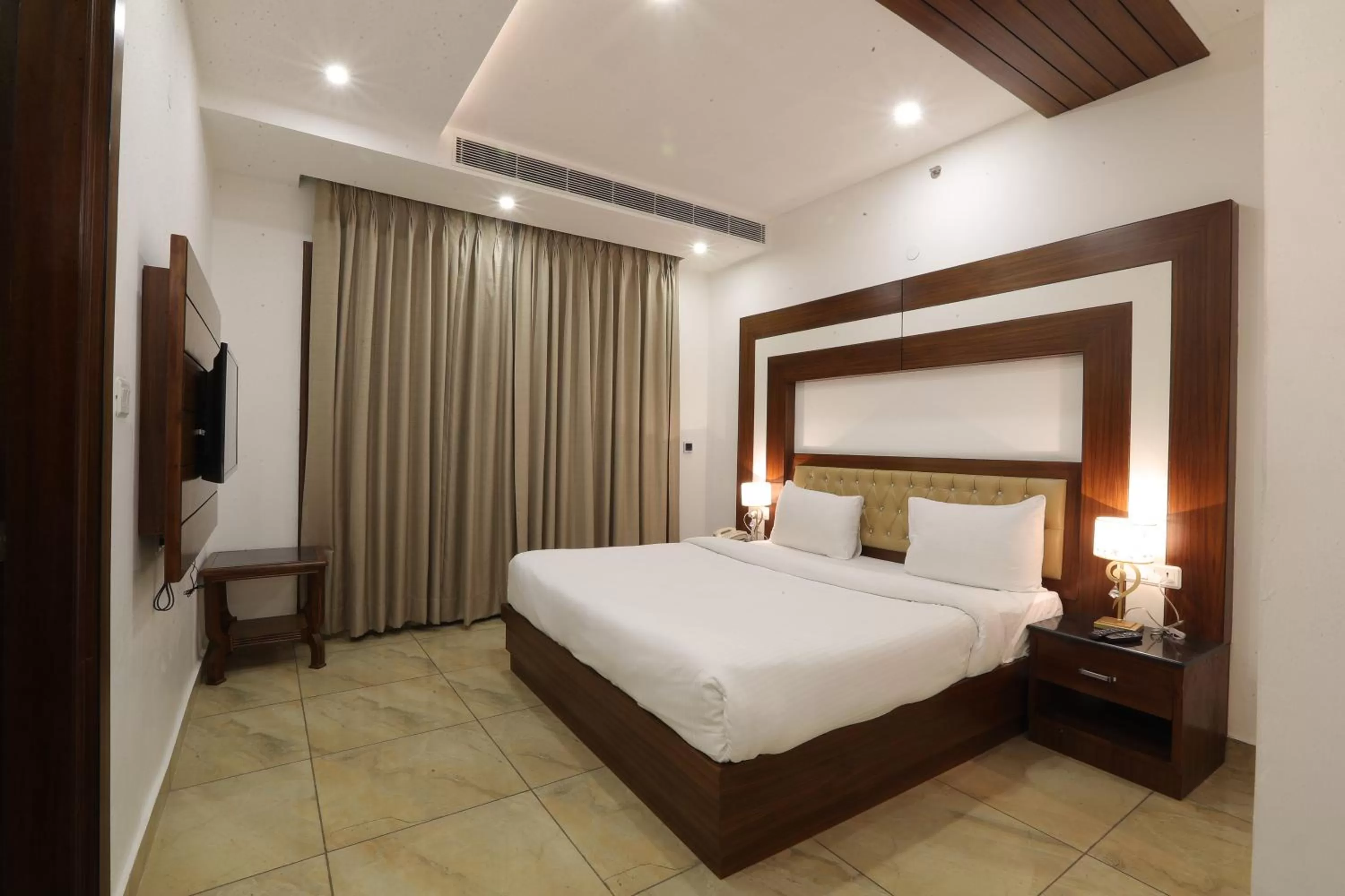 Bedroom, Bed in Grand Hotel Nawanshahr