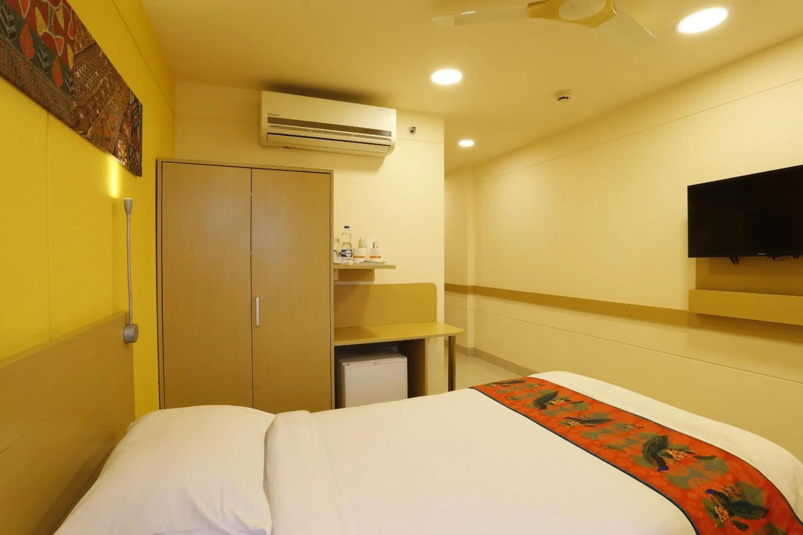 Superior Queen Room - single occupancy in Ginger Vapi Superior Queen Room - single occupancy in Ginger Vapi