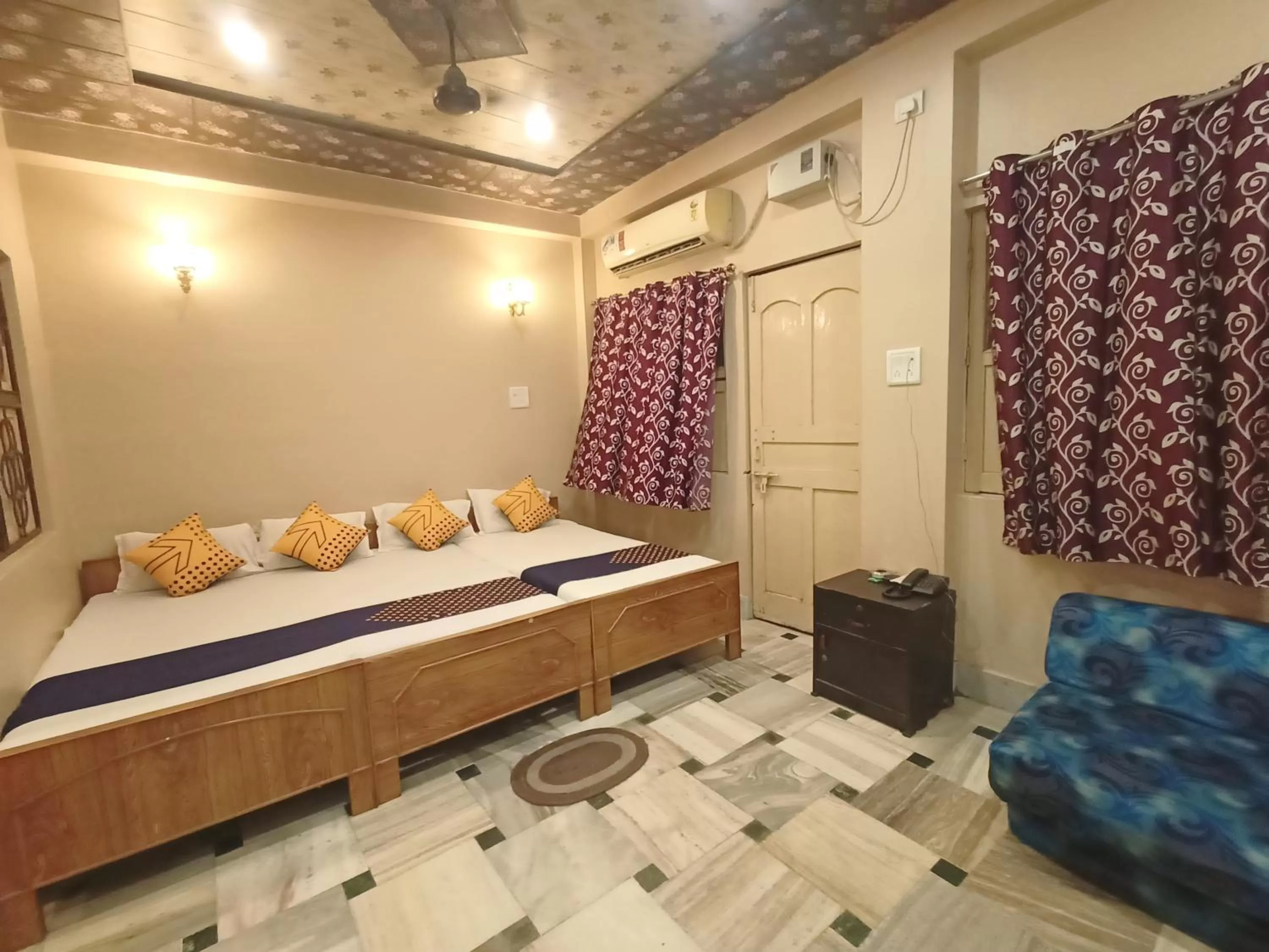 Bed in Hotel Aakash Ganga