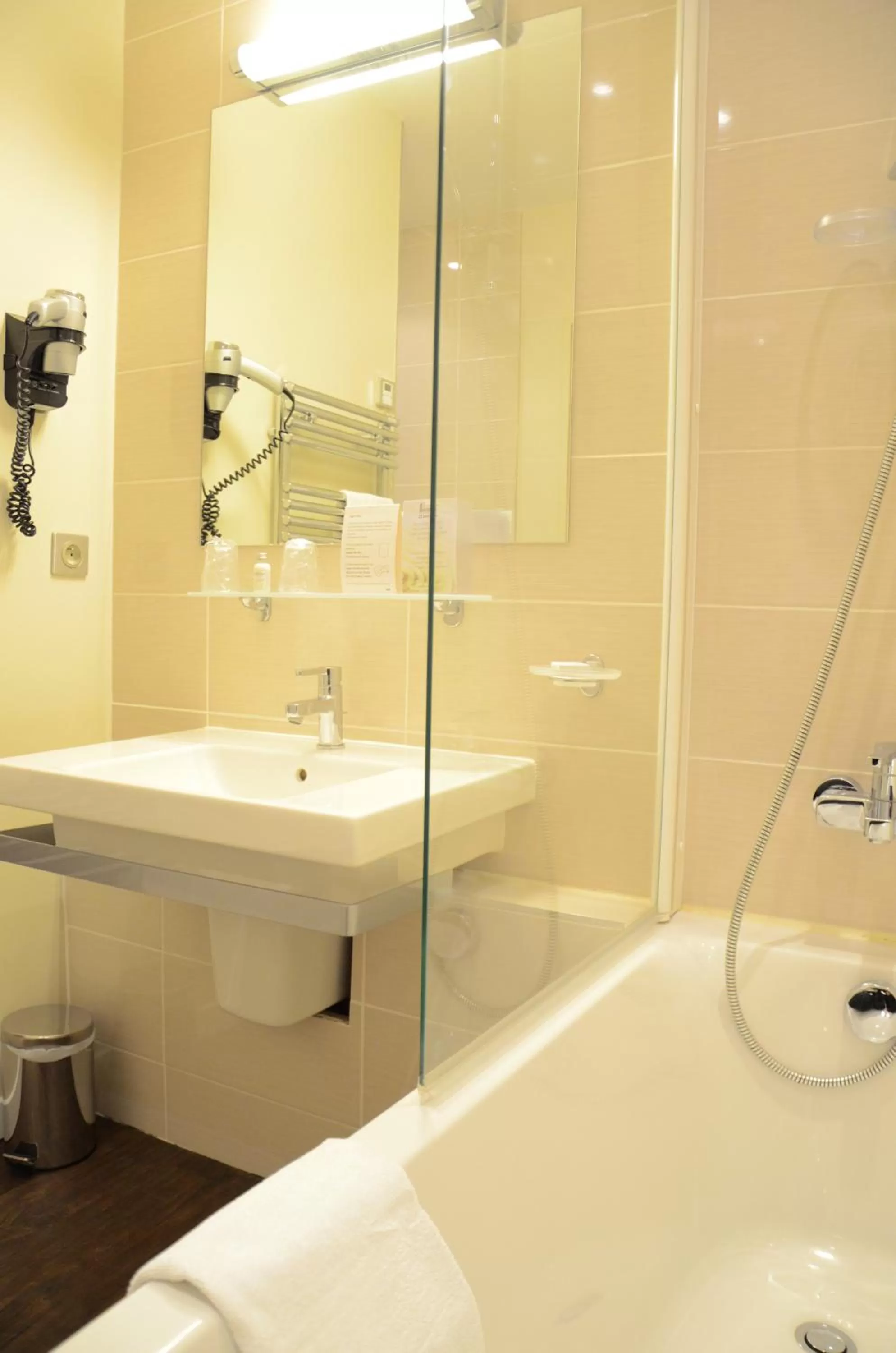 Bathroom in L'Échappée - Hôtel Casino Dieppe