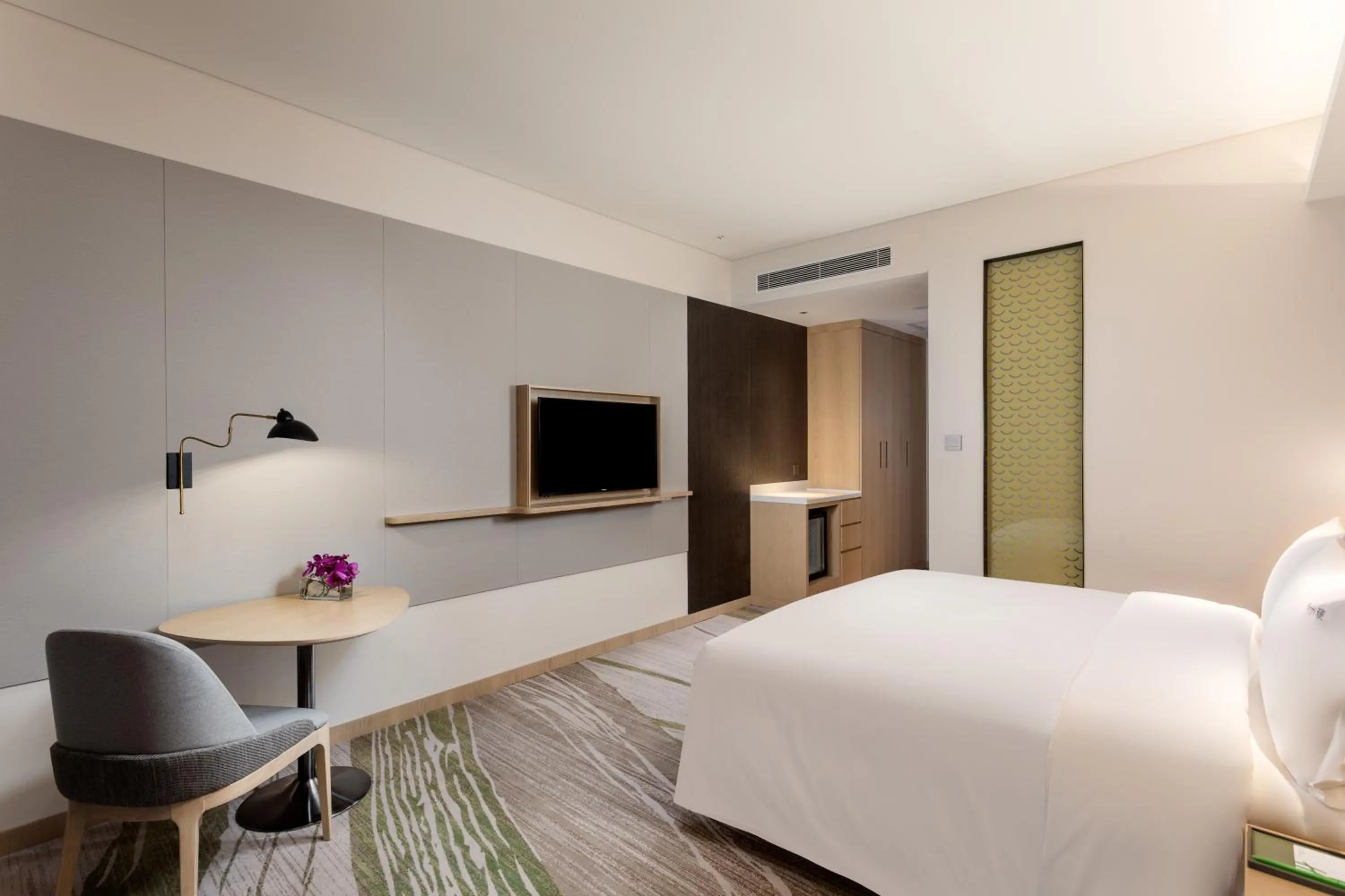 Photo of the whole room, Bed in Holiday Inn Guiyang City Center by IHG