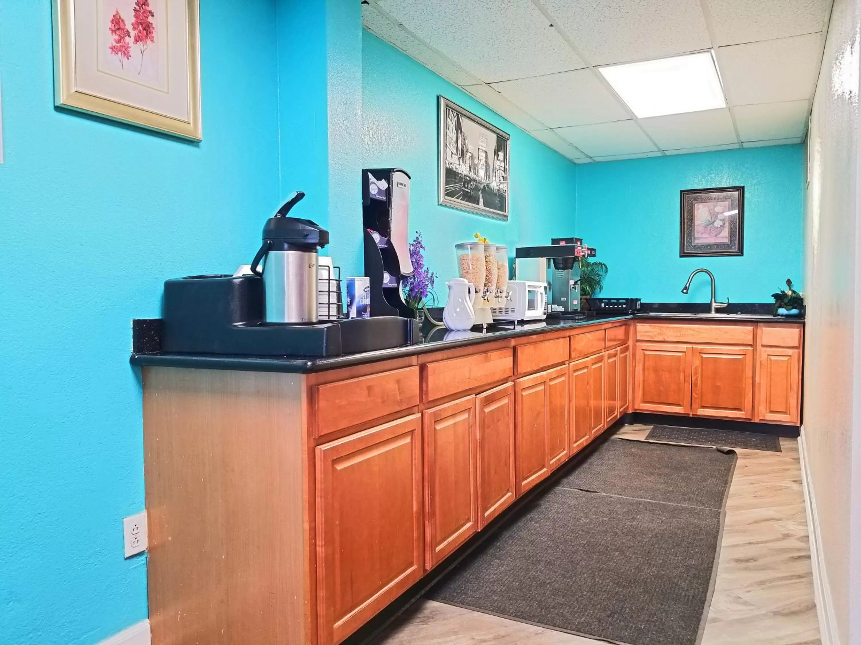 Food and drinks in Howard Johnson by Wyndham Houston Hobby Airport