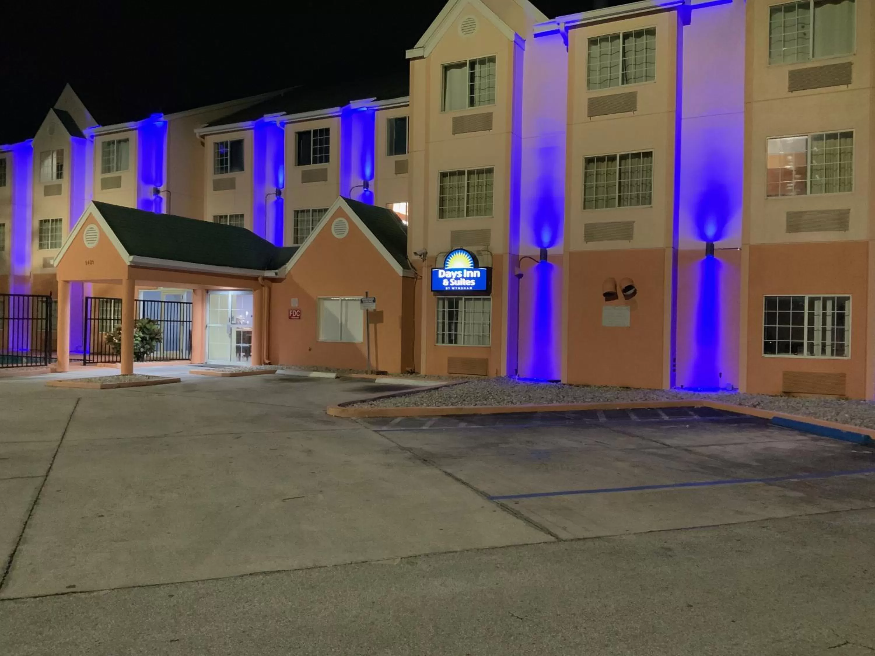 Facade/entrance in Days Inn & Suites by Wyndham Tampa/Raymond James Stadium