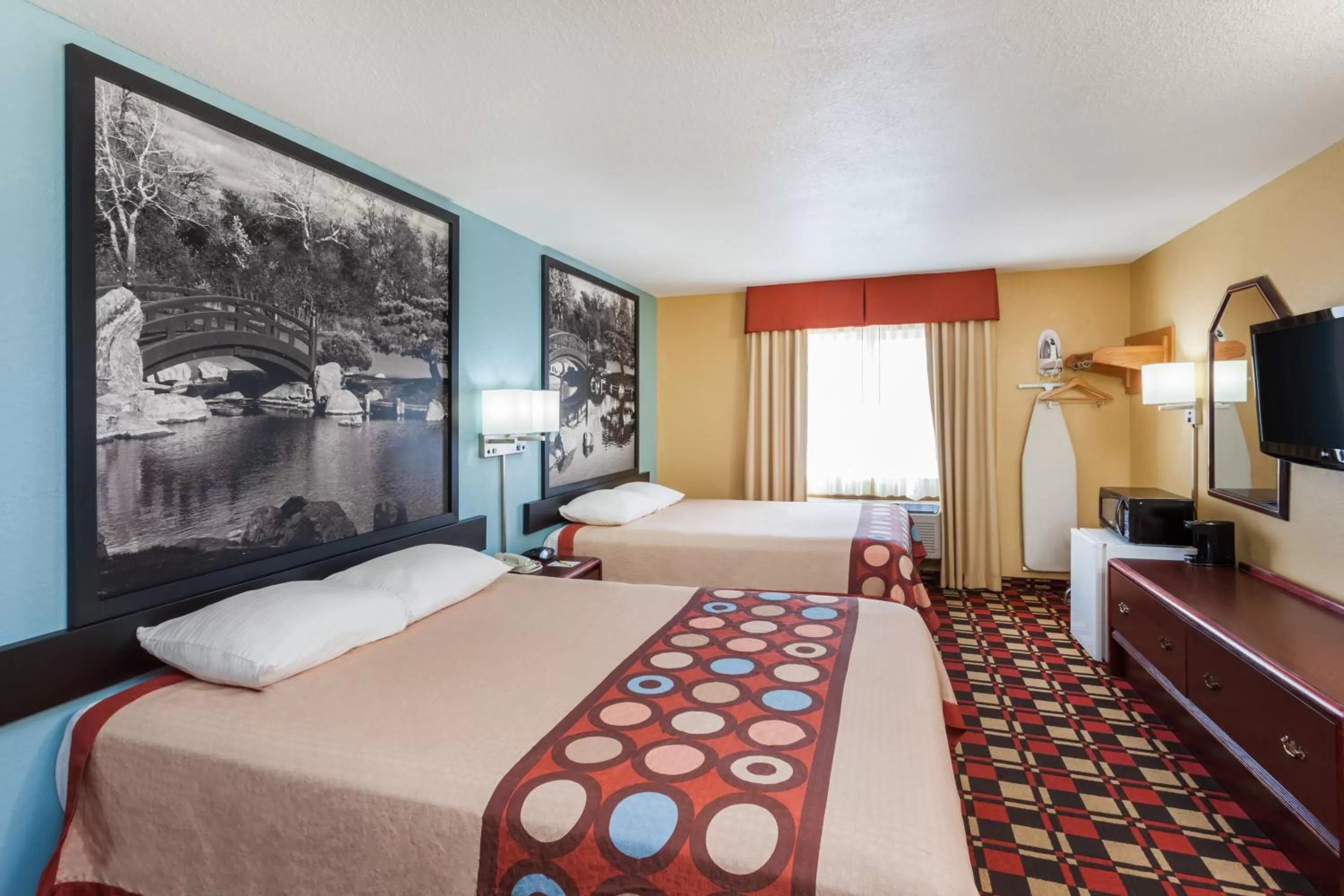 Photo of the whole room, Bed in Econo Lodge Chillicothe