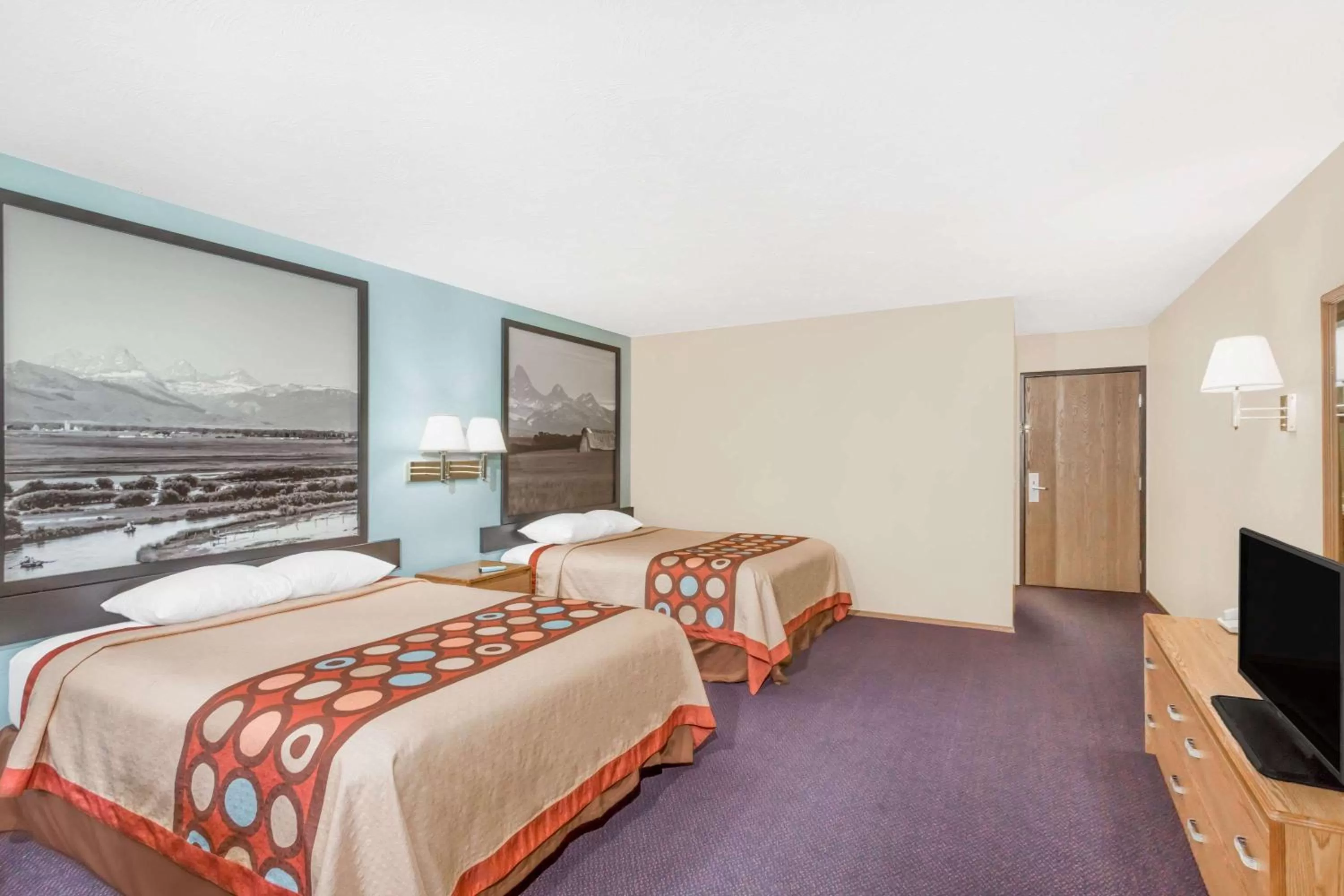 Photo of the whole room, Bed in Super 8 by Wyndham Driggs