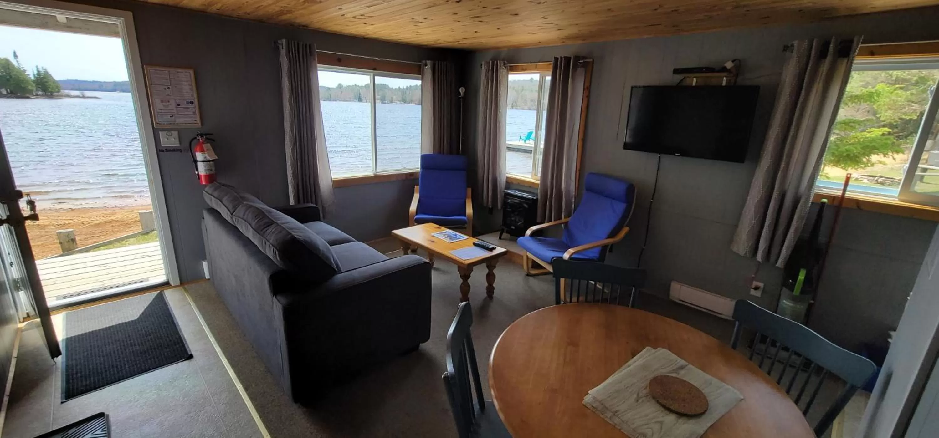 TV and multimedia in Parkway Cottage Resort and Trading Post