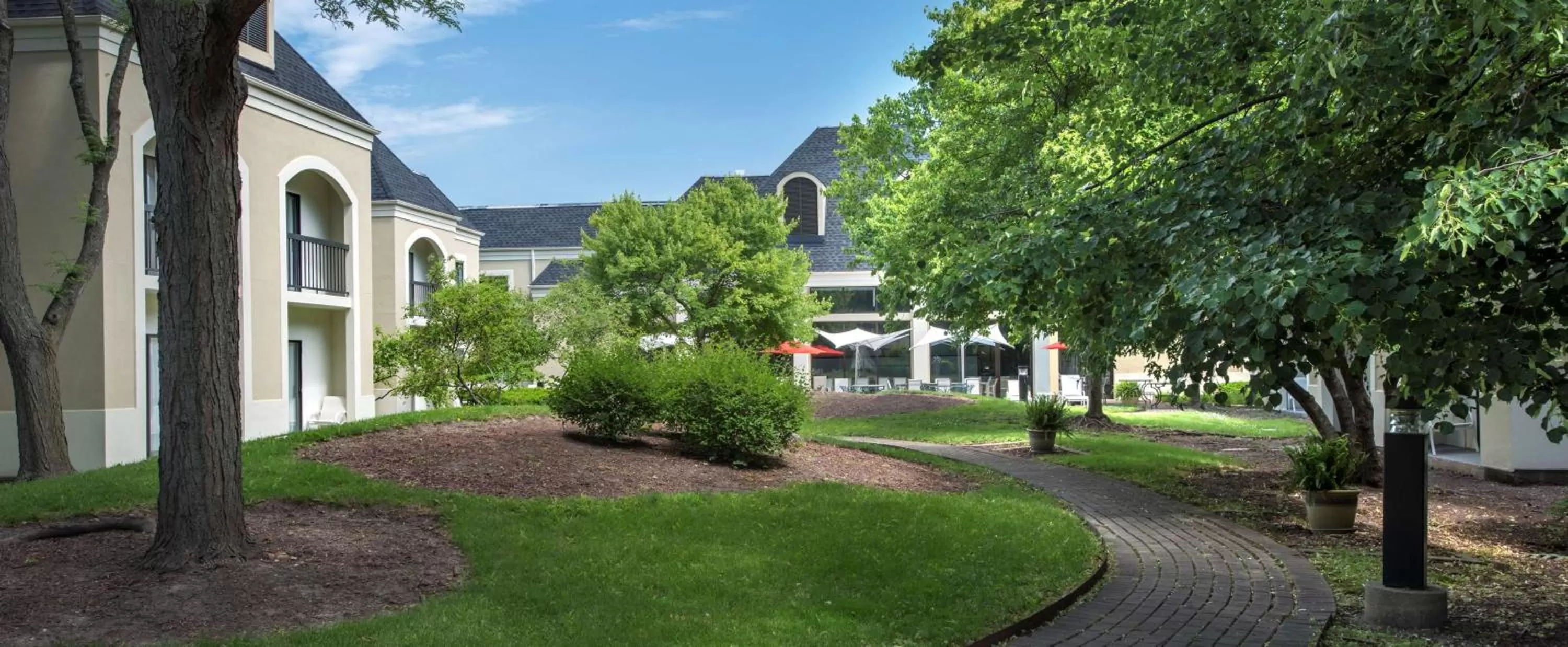 Garden in DoubleTree by Hilton Hotel Chicago Wood Dale - Elk Grove