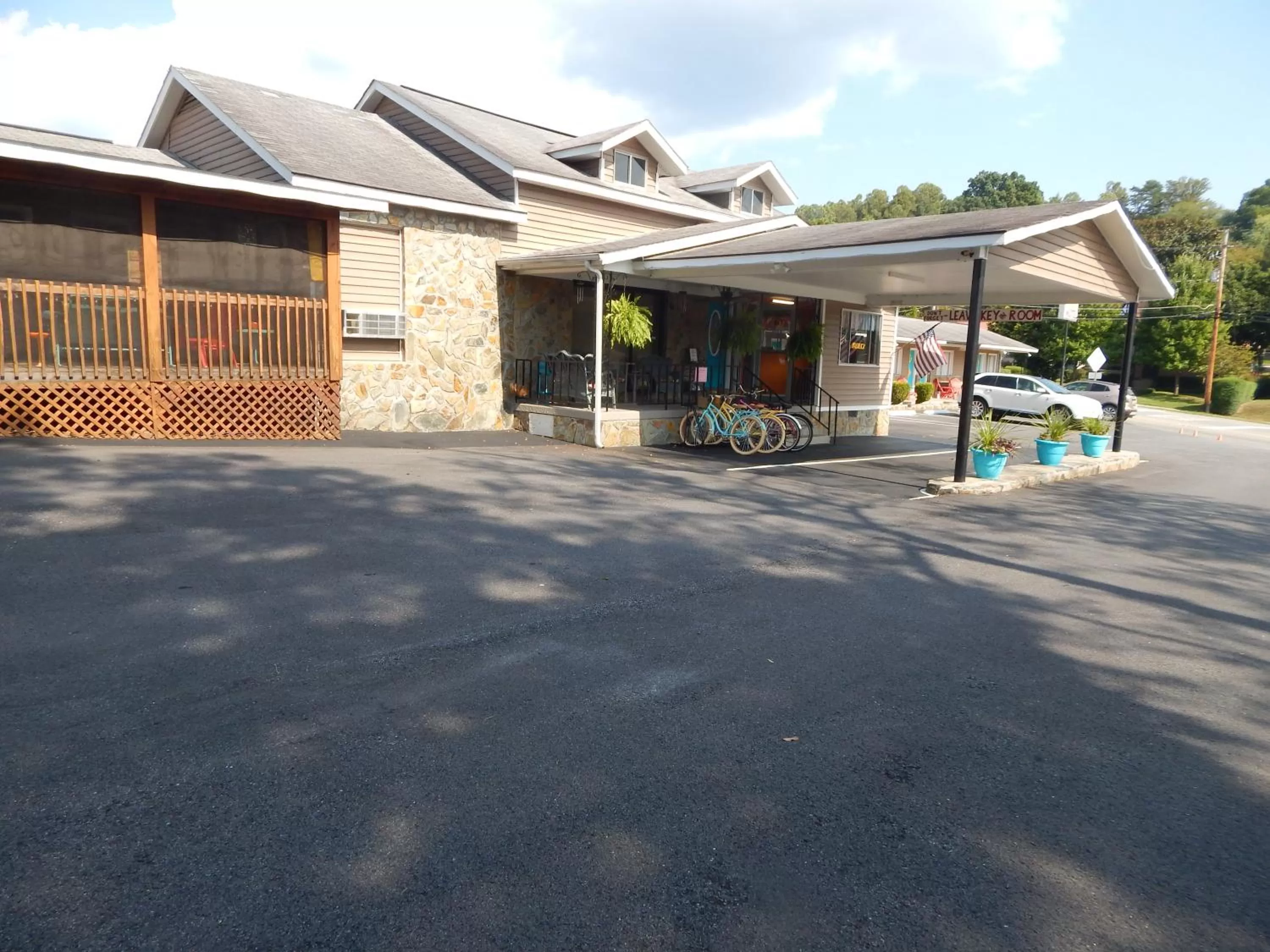 Property building in Sunset Motel