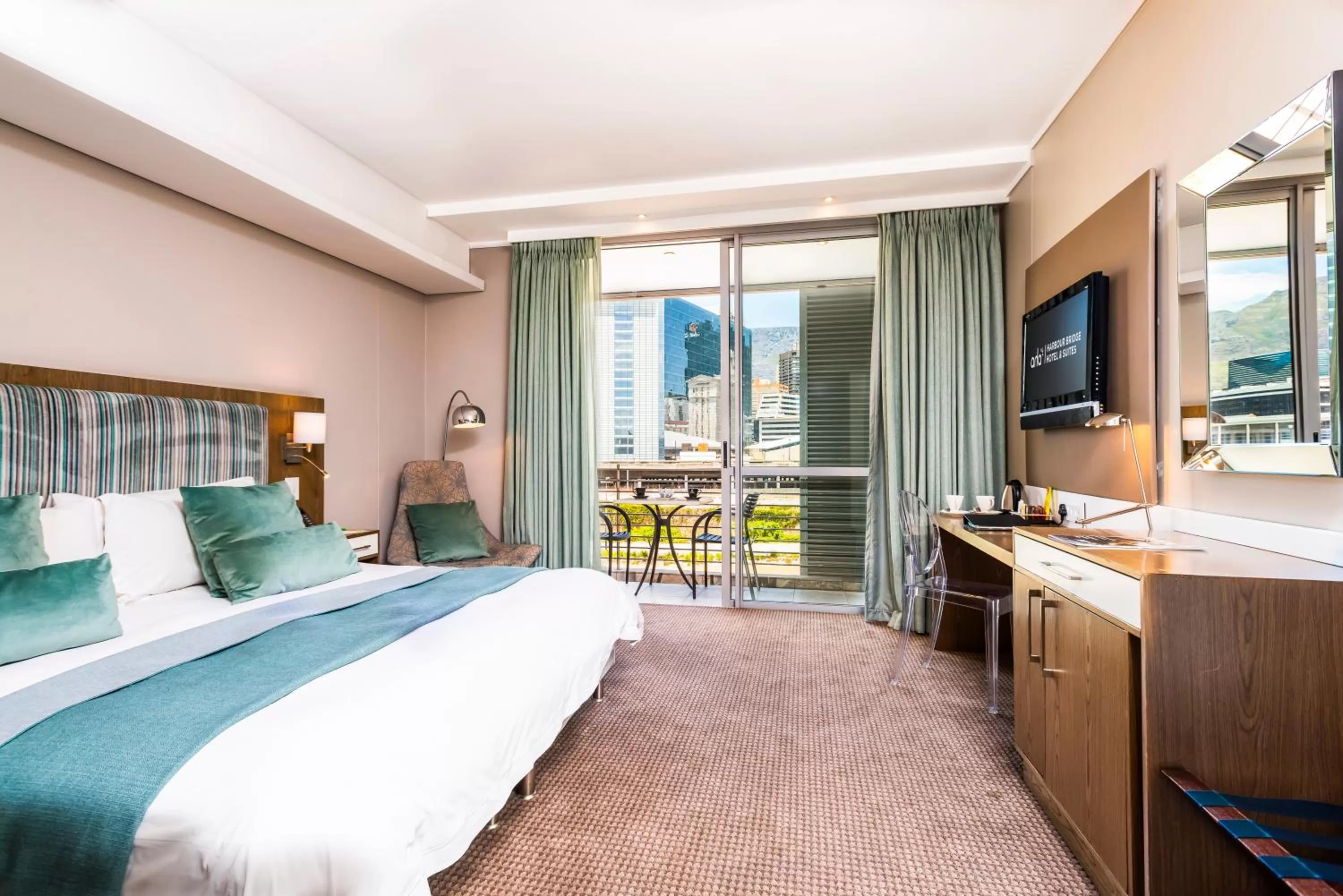 Bed in aha Harbour Bridge Hotel & Suites