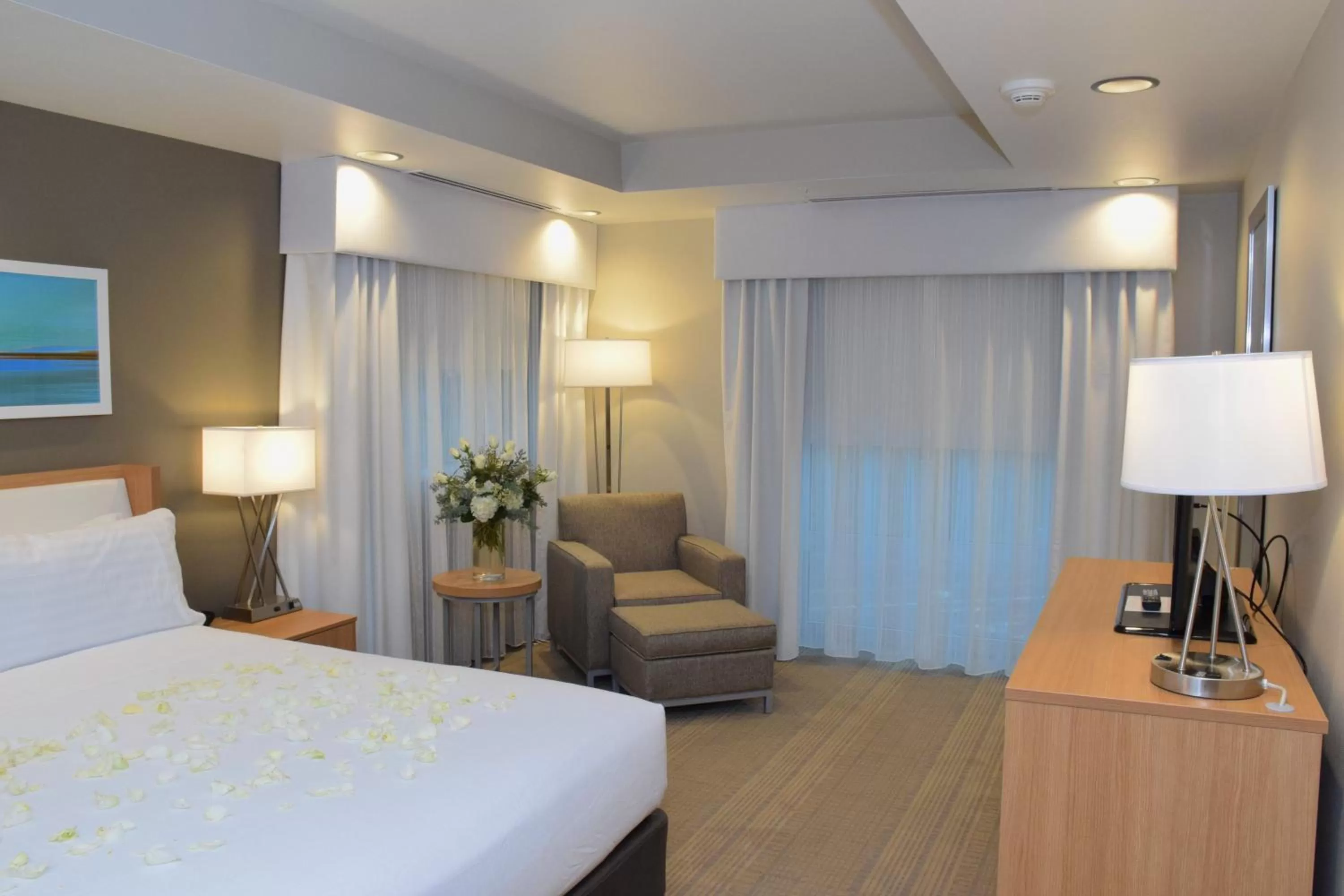 Photo of the whole room, Bed in Holiday Inn Cincinnati North West Chester by IHG