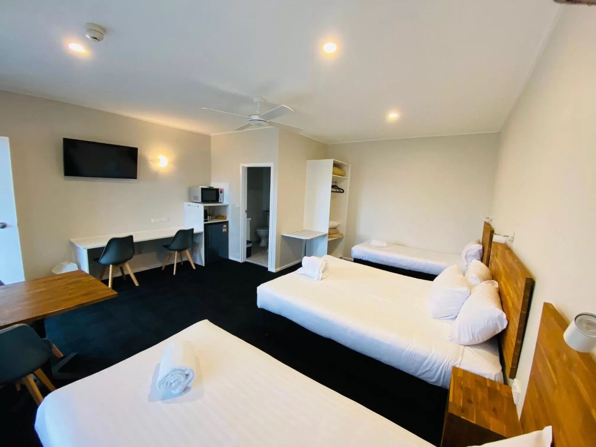 Photo of the whole room, Bed in Nowra Motor Inn