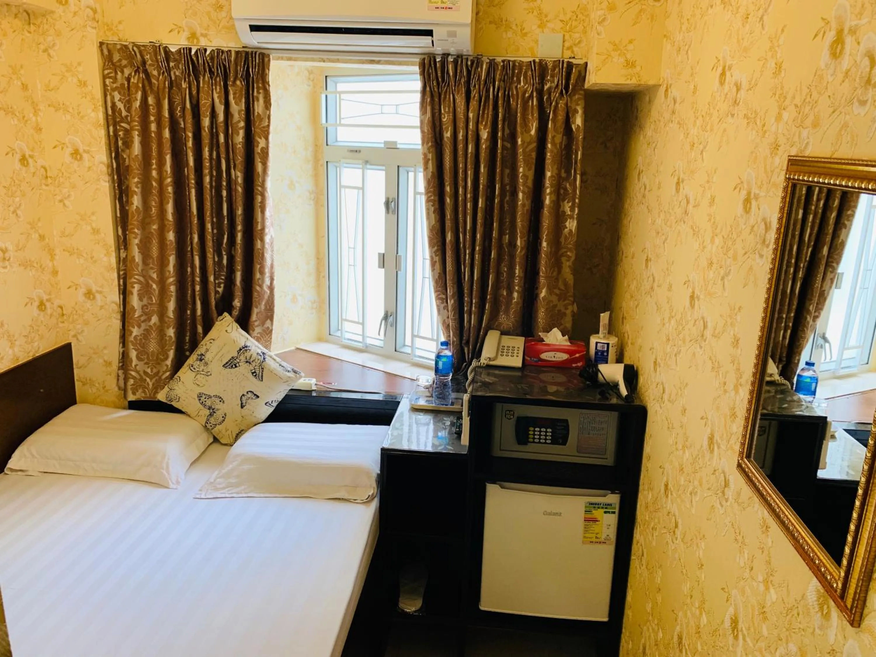 Photo of the whole room, Bed in Modern