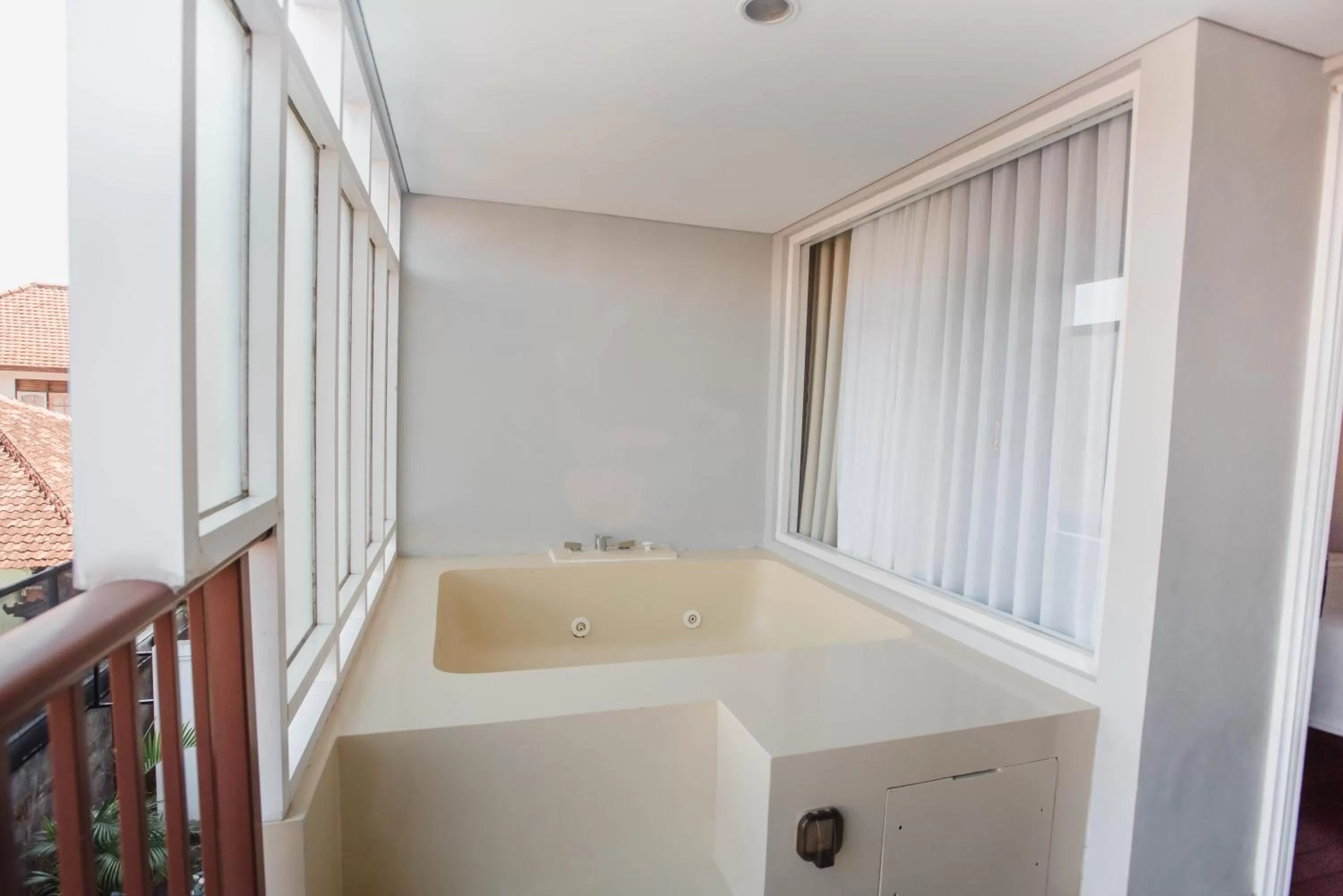 Bath in Swiss-Belresort Watu Jimbar