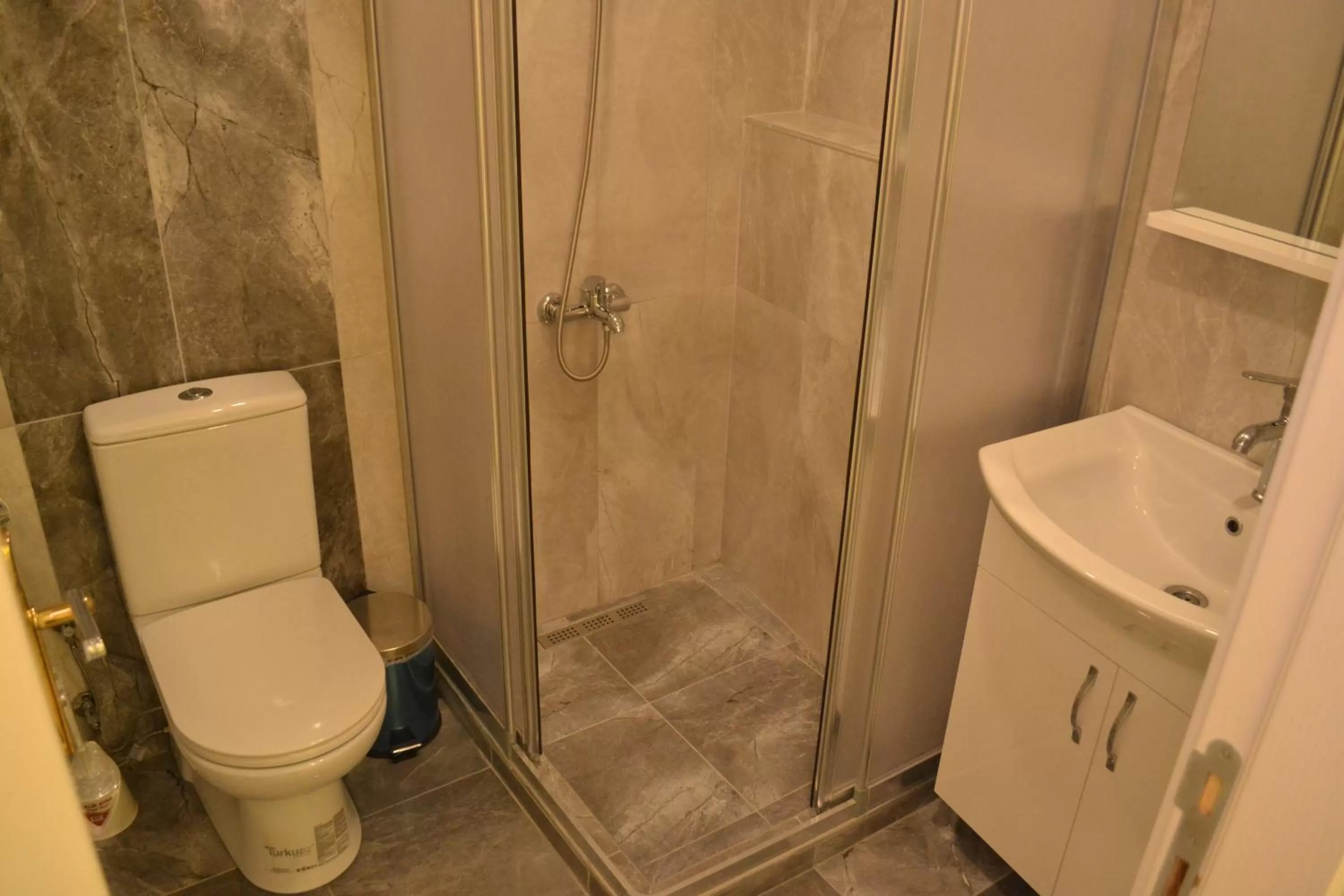 Shower in Seven Days Hotel - İstanbul