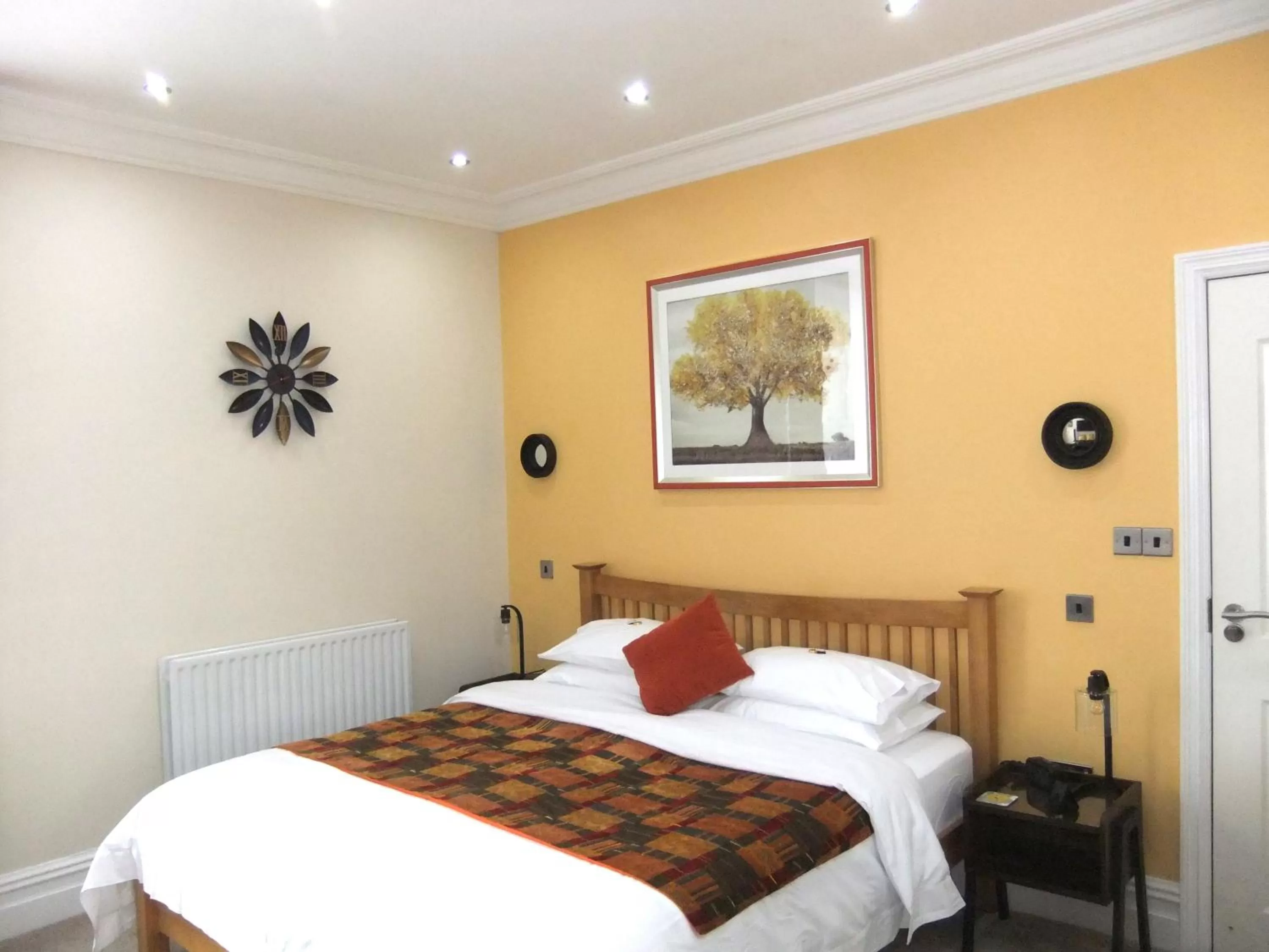 Photo of the whole room, Bed in FourRooms - Couples Only