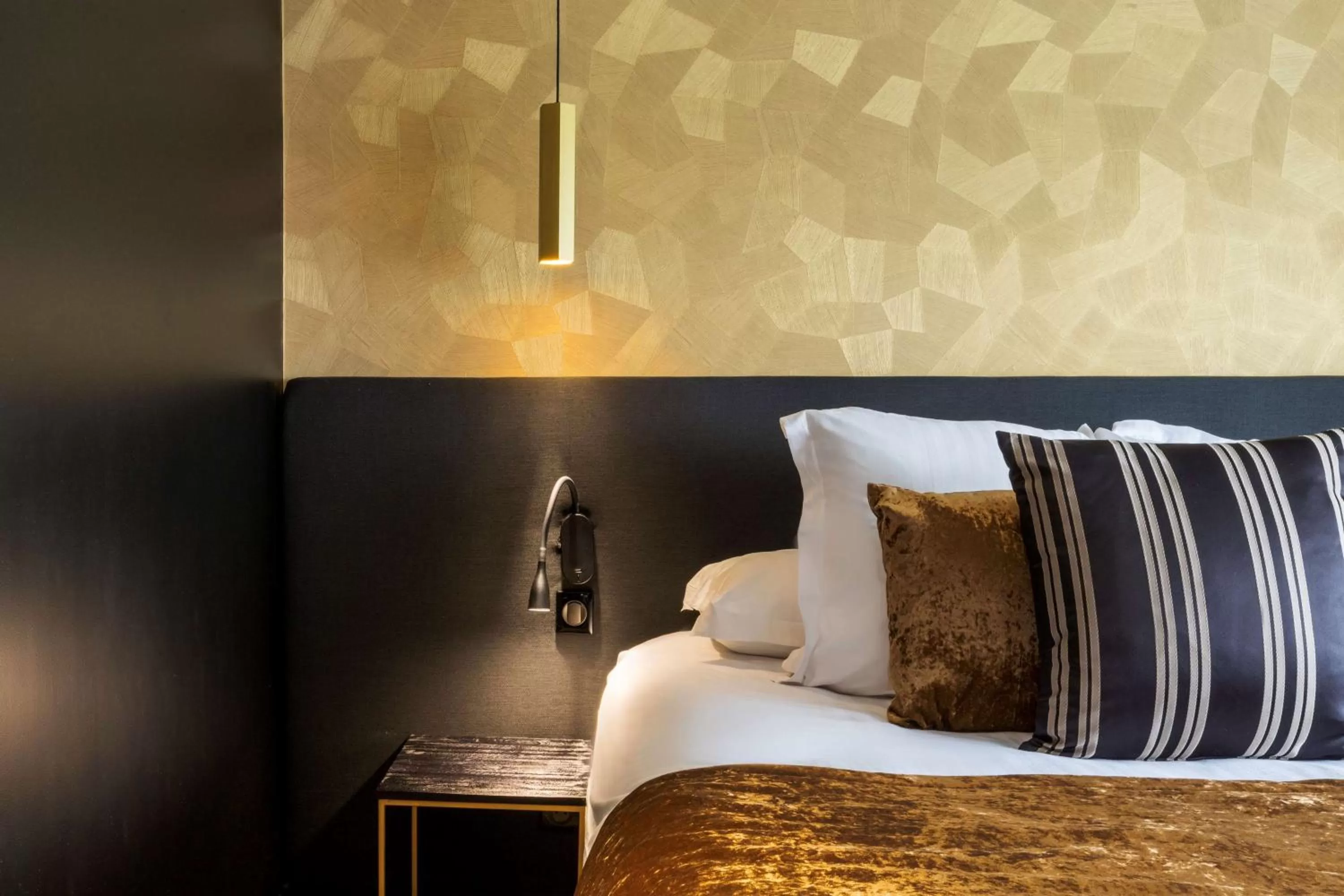 Photo of the whole room, Bed in Best Western L'Aquarium Arras Nord