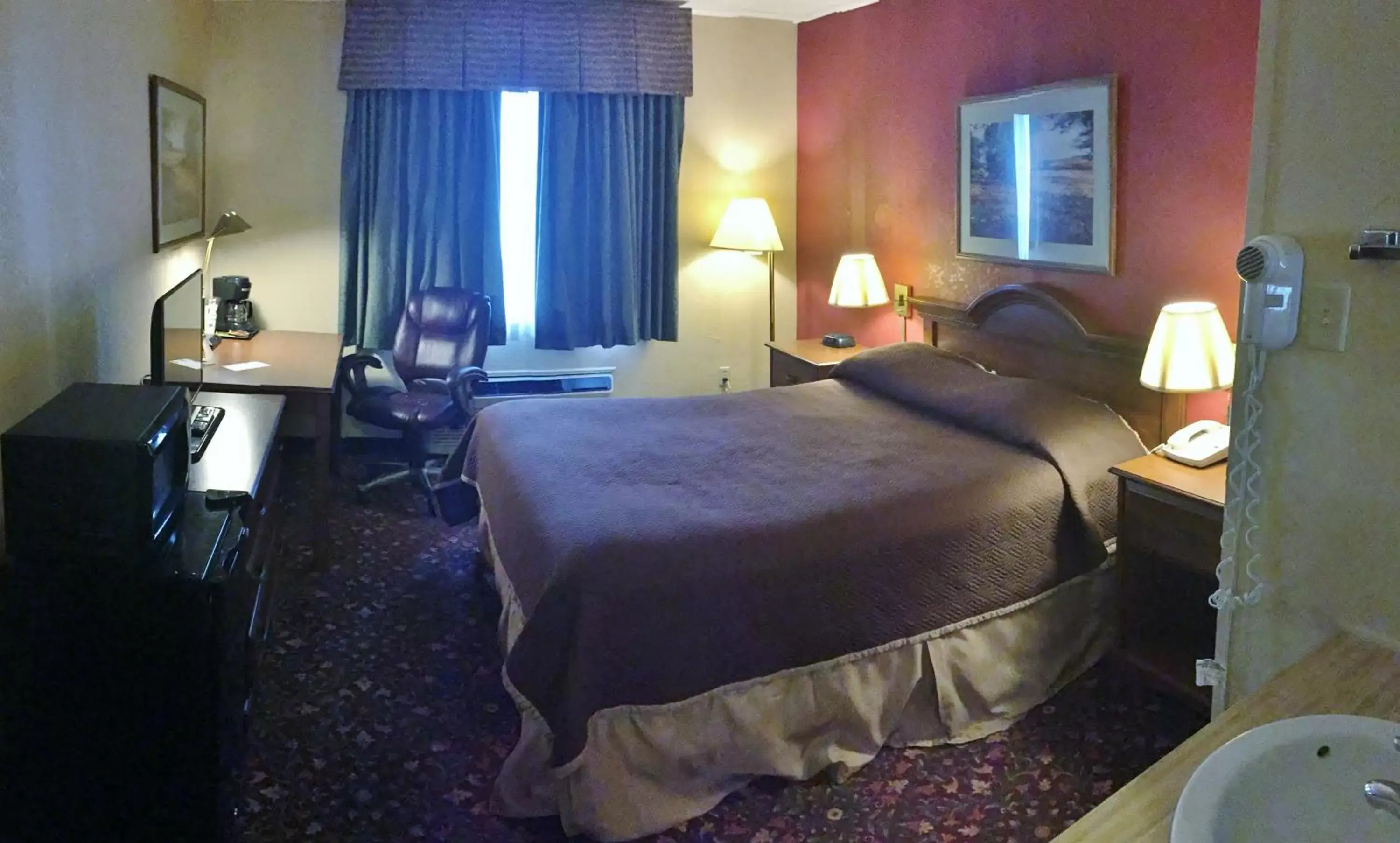 Deluxe Queen Room - Non-Smoking in Travelodge by Wyndham Beckley Deluxe Queen Room - Non-Smoking in Travelodge by Wyndham Beckley