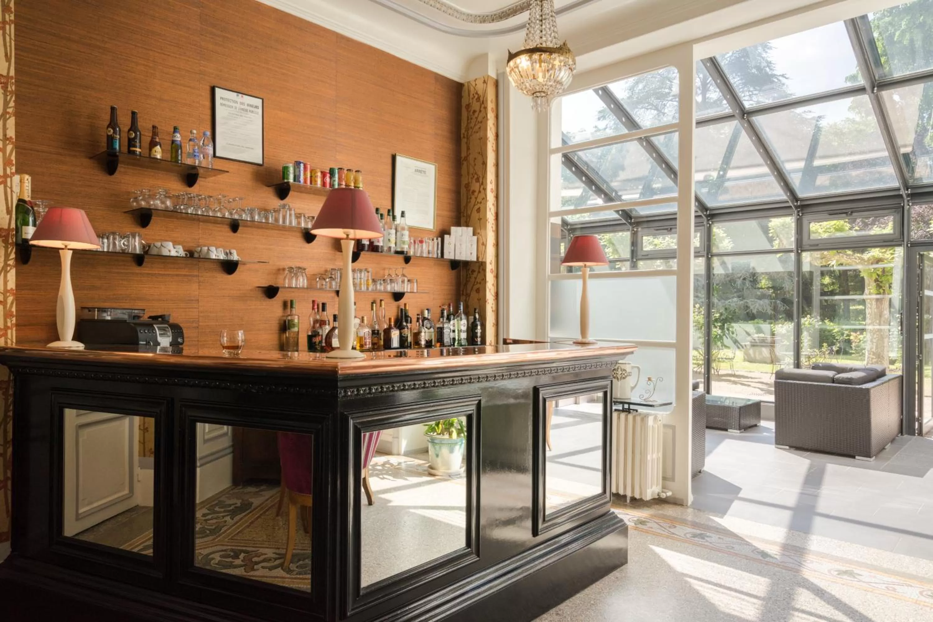 Lounge or bar in The Originals Boutique, Hôtel Terminus, Bourg-en-Bresse Gare