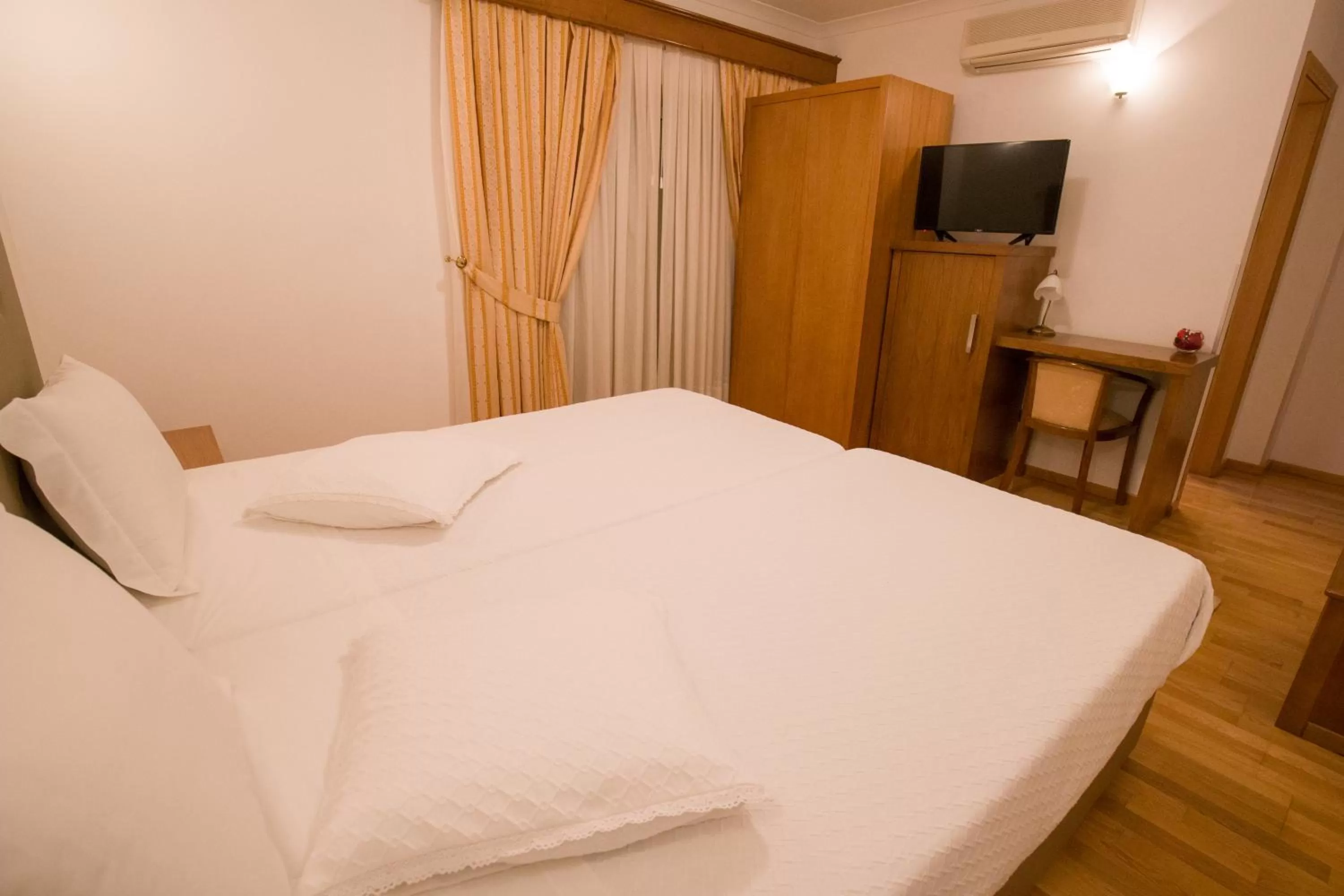 Bedroom, Bed in Hotel Estalagem Turismo