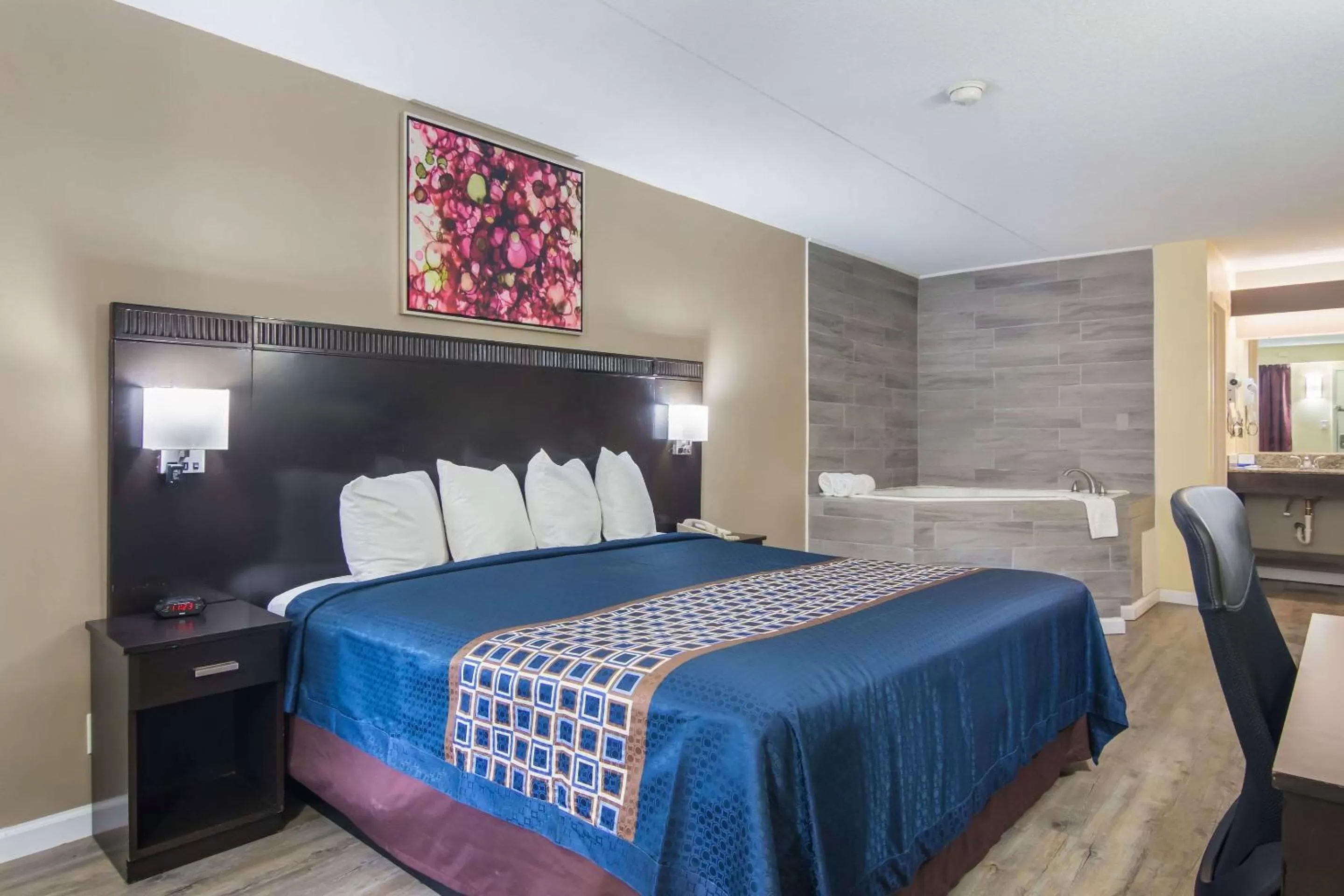 Photo of the whole room, Bed in Rodeway Inn & Suites Monroeville-Pittsburgh