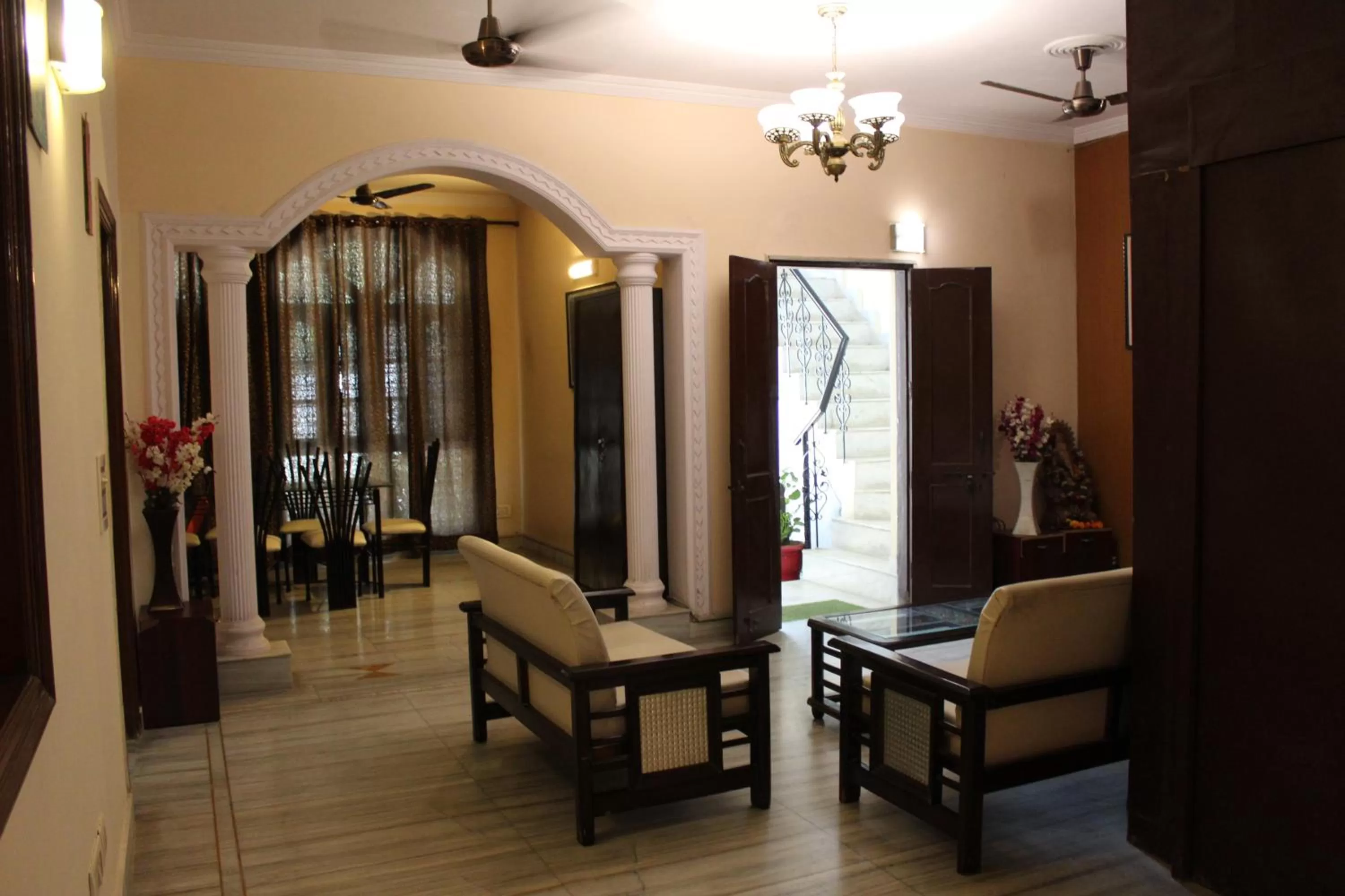 Seating area, Dining Area in FabExpress IVY Inn Sector 35