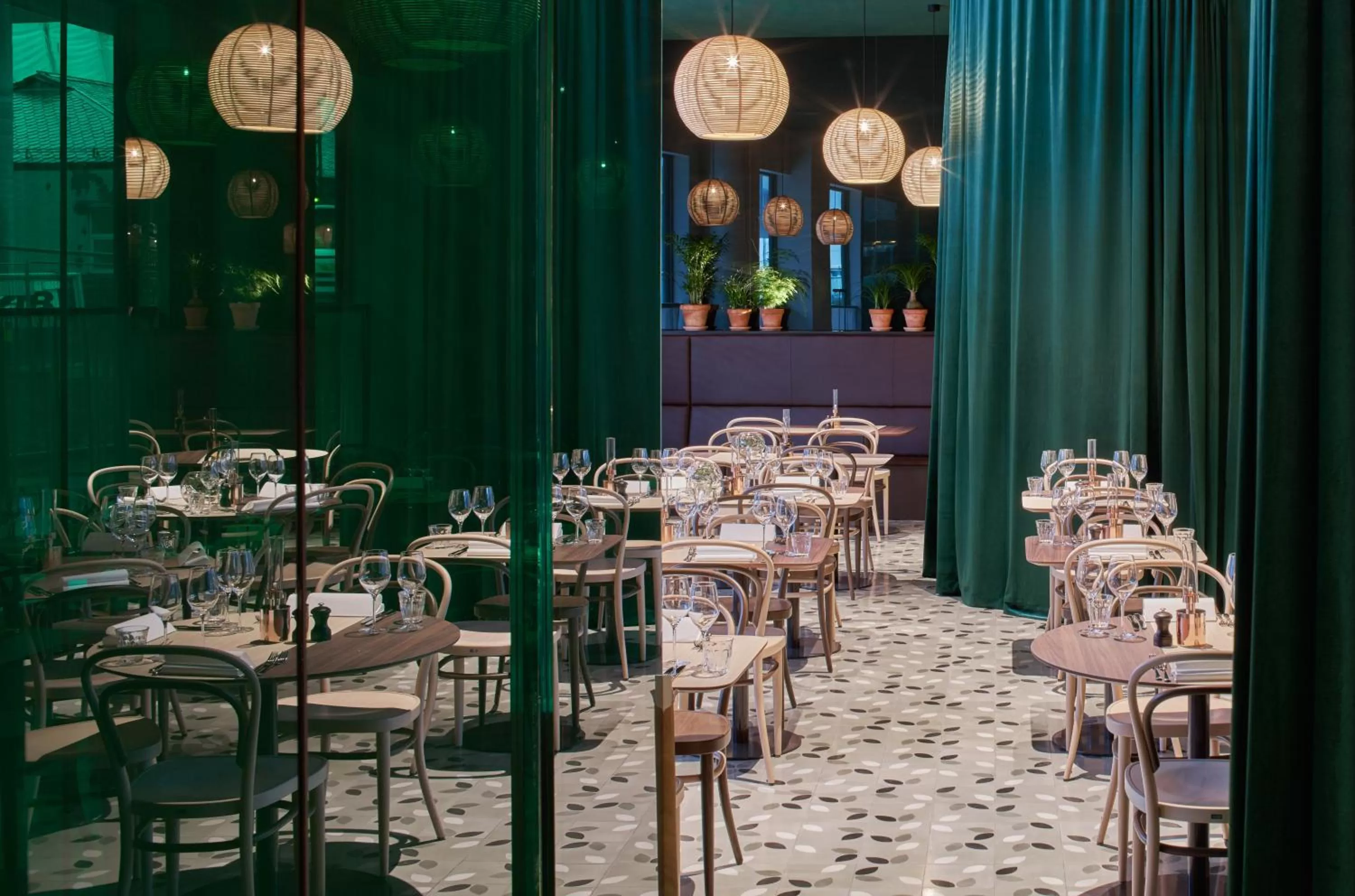 Restaurant/places to eat in Zander K Hotel