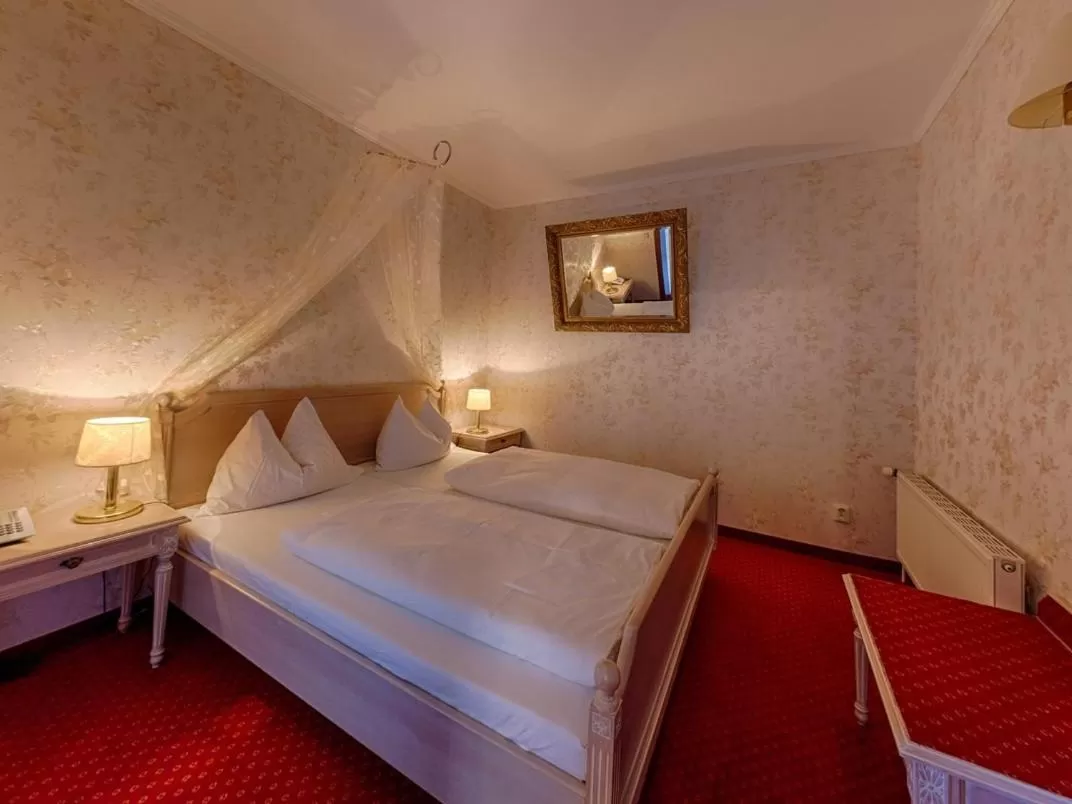 Bedroom, Bed in Seeschloß