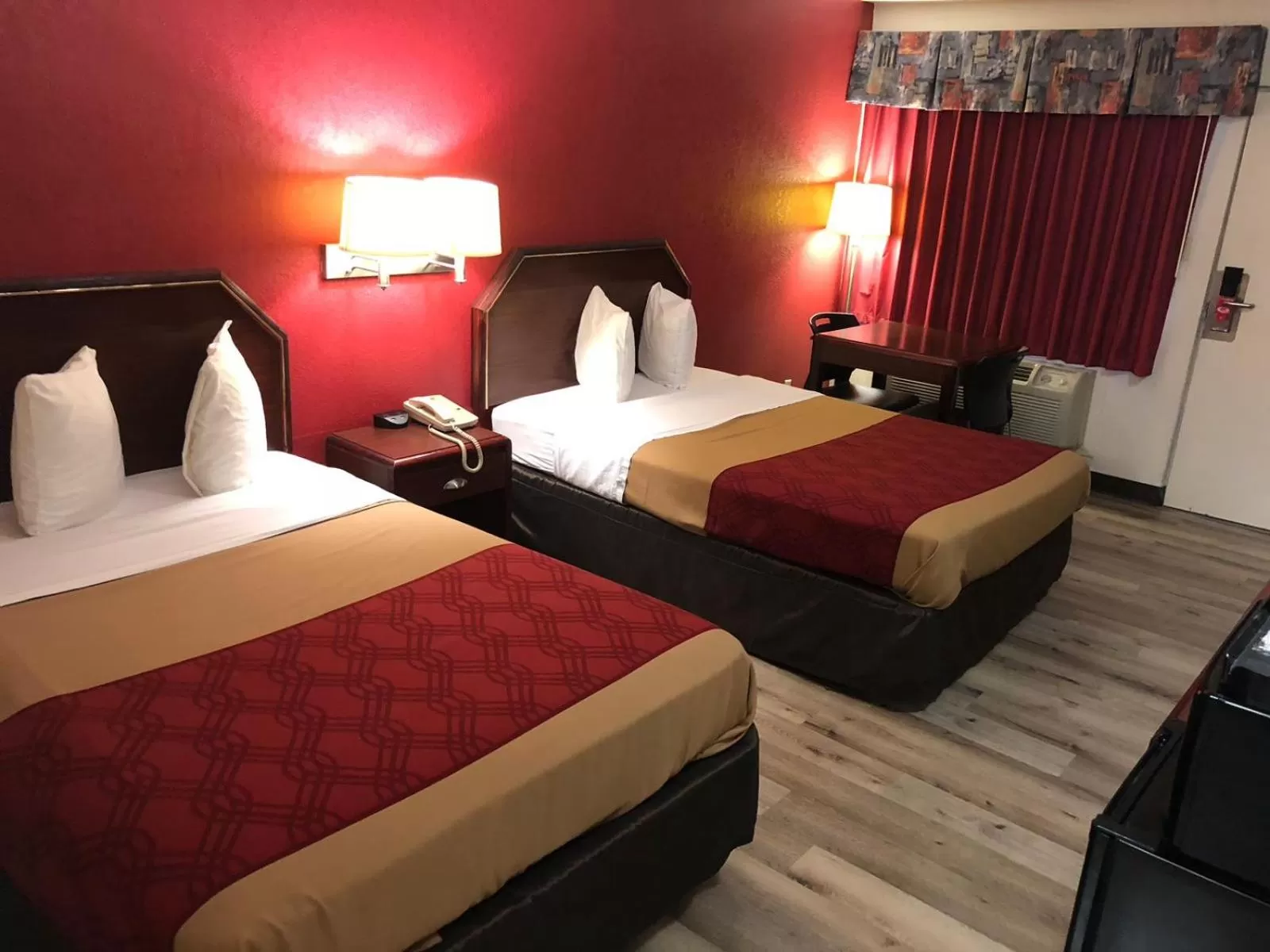 Double Room - Smoking in Econo Lodge Williamsburg Historic Area