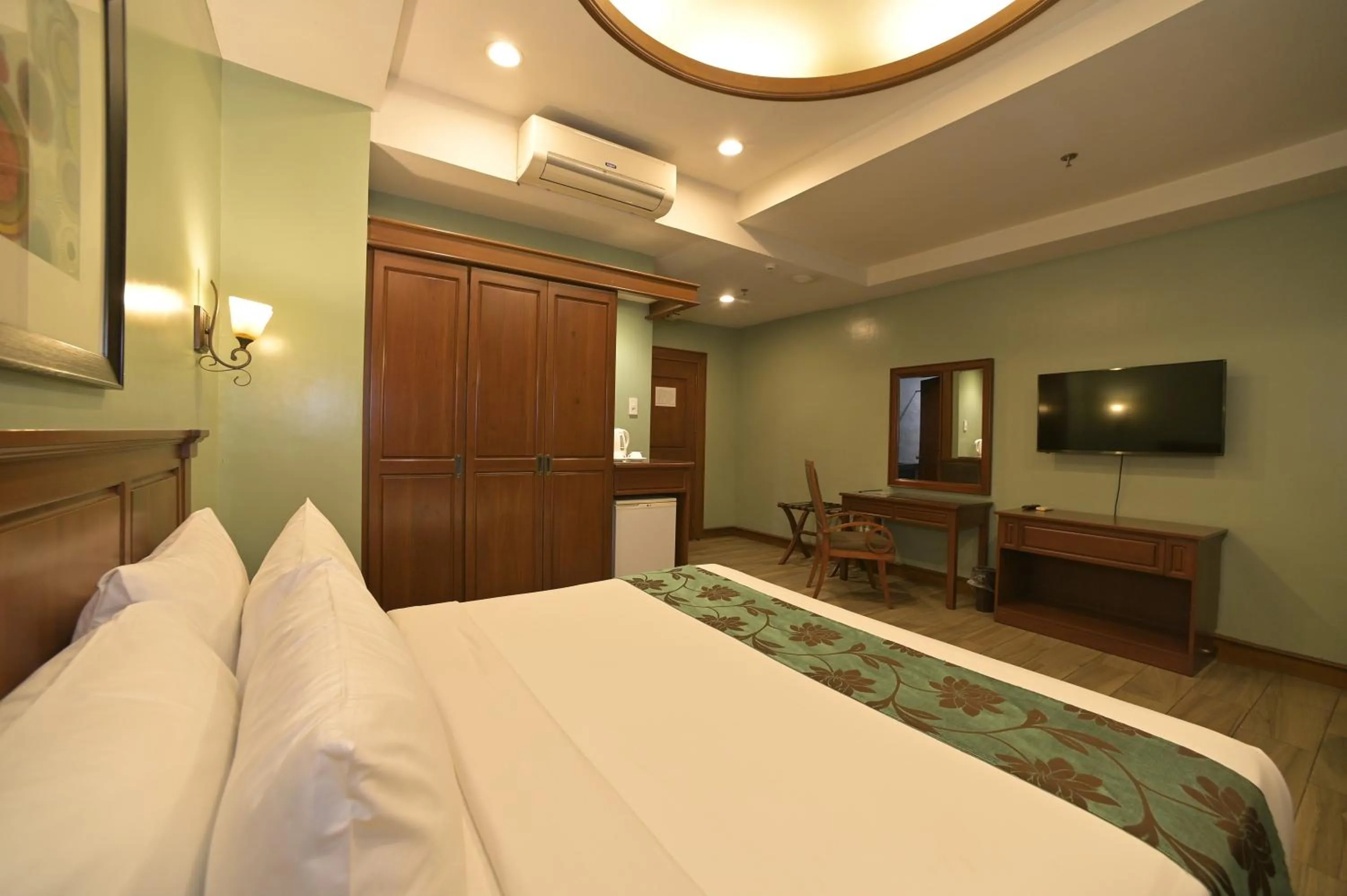 Photo of the whole room, Bed in Paragon Hotel and Suites