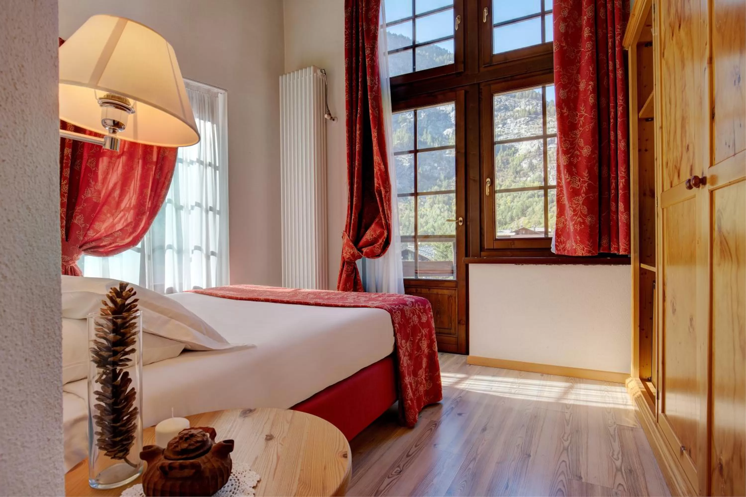 Photo of the whole room, Bed in iH Hotels Courmayeur Mont Blanc