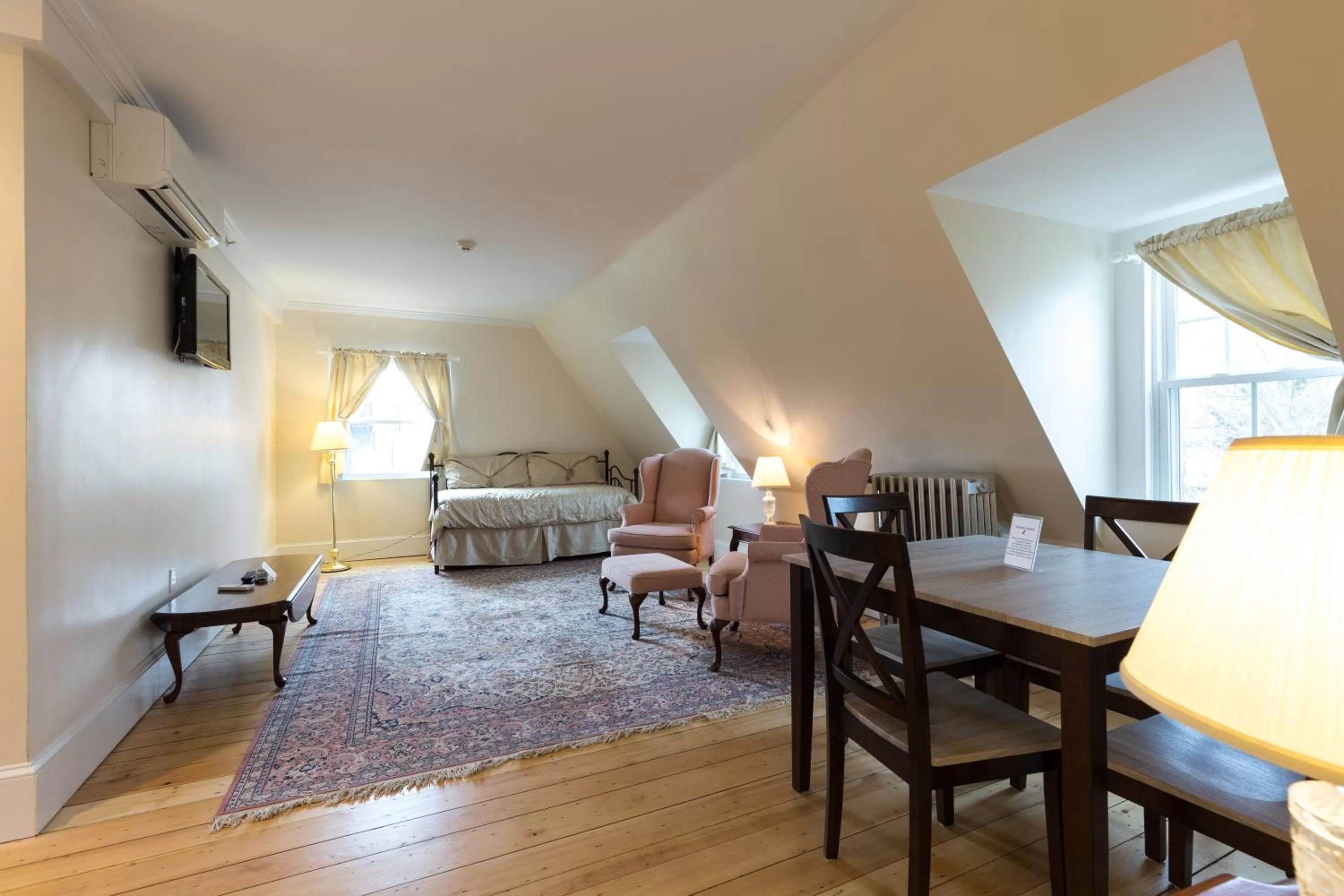 Bed in The Salem Inn